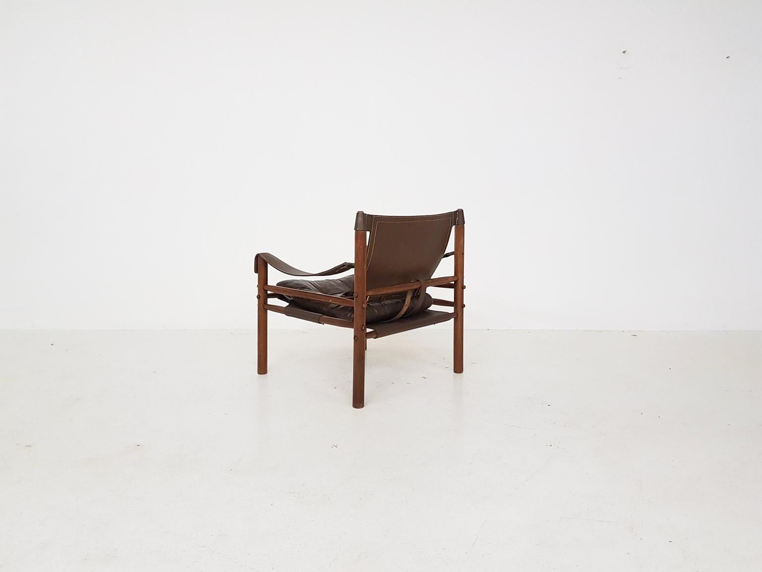 This safari Sirocco arm or lounge chair was designed in 1966 by the Swedish designer Arne Norell and produced by Scanform Colombia, which was a company making Norell furniture for America. Many of the Scanform edition chairs were exported to the USA