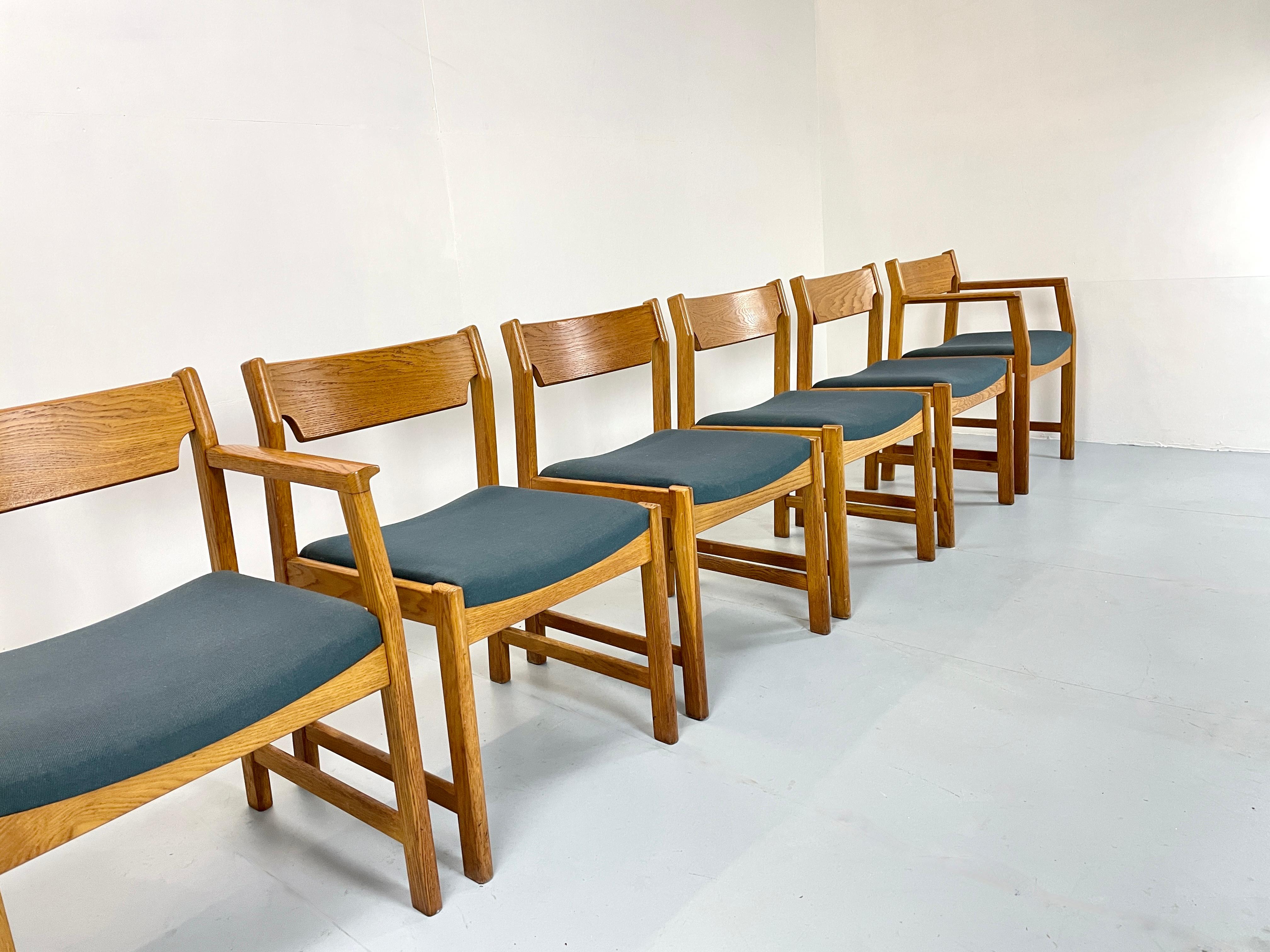 Wonderful set of six scanidavian Mid-Century Modern dinning chairs.
The frame is worked in a warm oak. 

The seat is of an anthracite cotton fabric and were cleaned by us in-house.

What is particularly great is that the individual parts are
