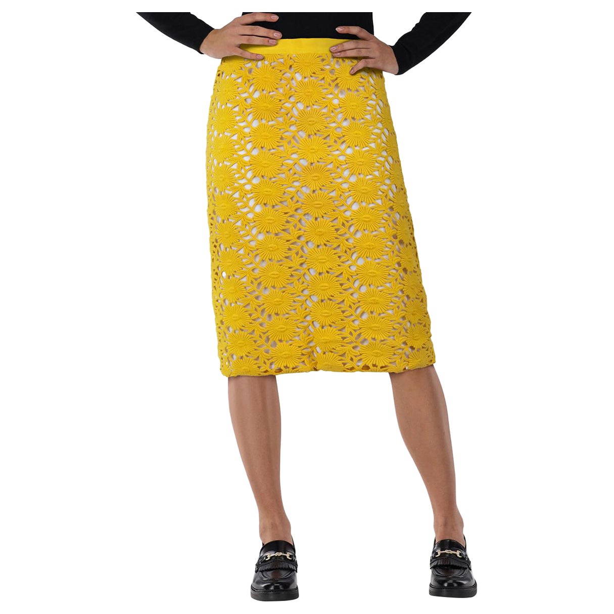 Scanlan 
Theodore Gelber Spitzen Midirock mit Blumenmuster Größe S im Angebot