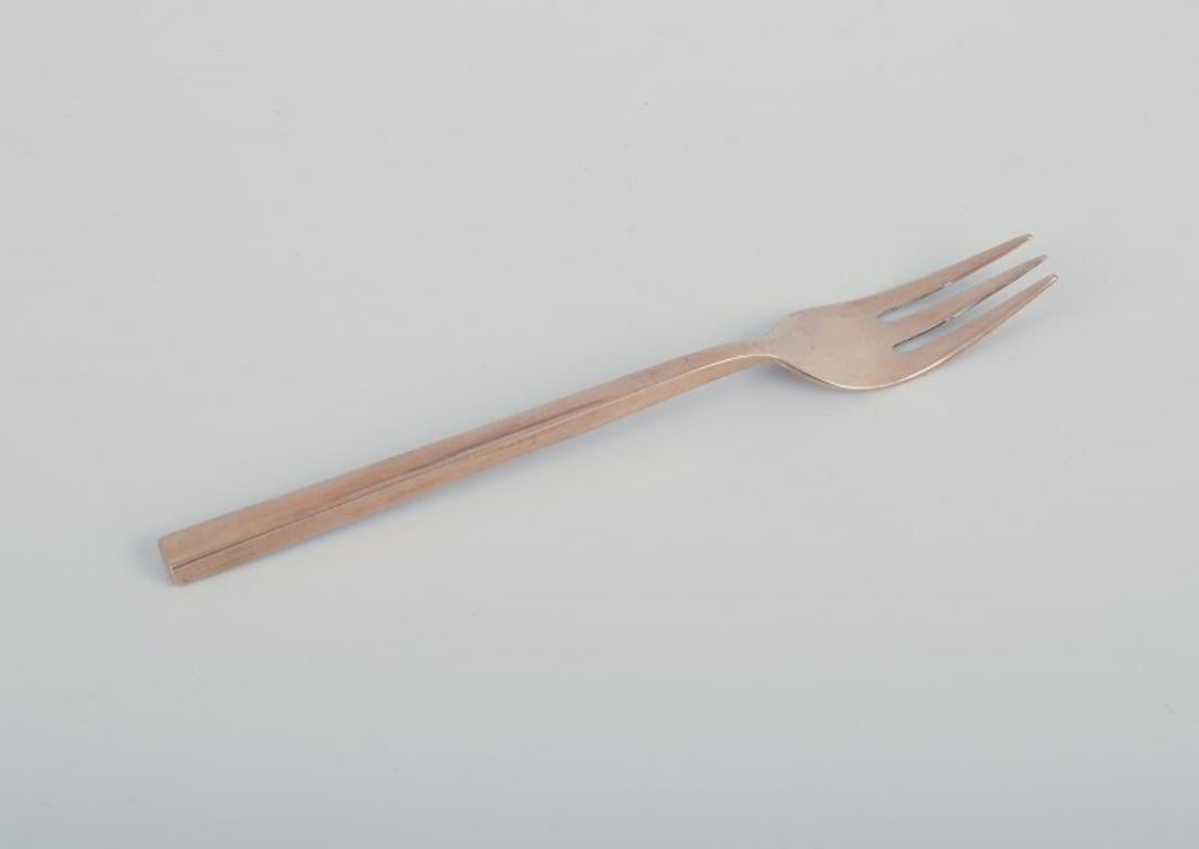 'Scanline' brass flatware by Sigvard Bernadotte. Four-person dinner set. In Excellent Condition For Sale In Copenhagen, DK