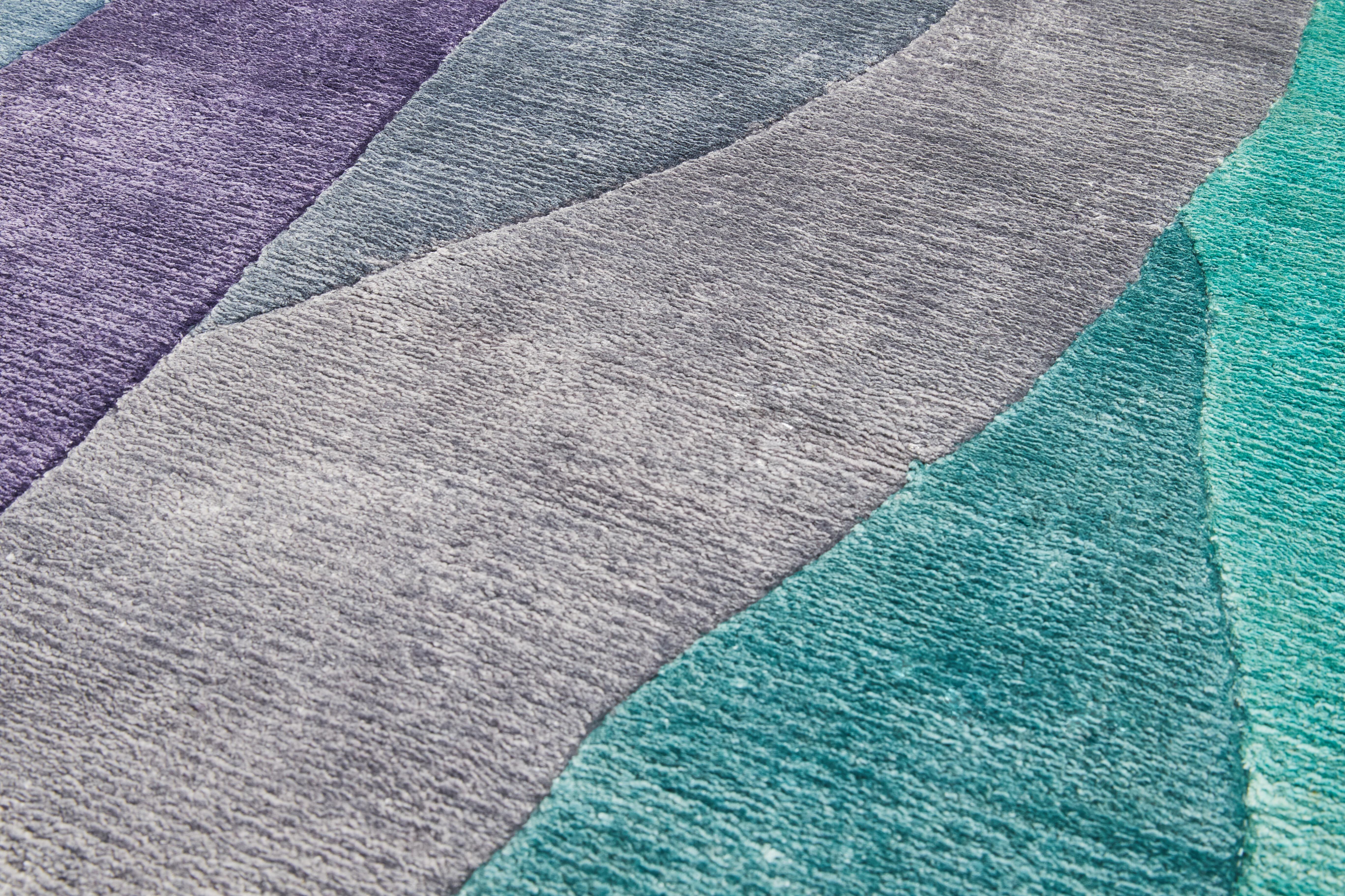 La designer francese Constance Guisset riesce a evocare un paesaggio acquatico. Il colore è declinato in una tecnica di camaieu sottile e ognuno ricorda un'ambientazione diversa. Le forme morbide e mescolate trasmettono la sensazione delle onde che