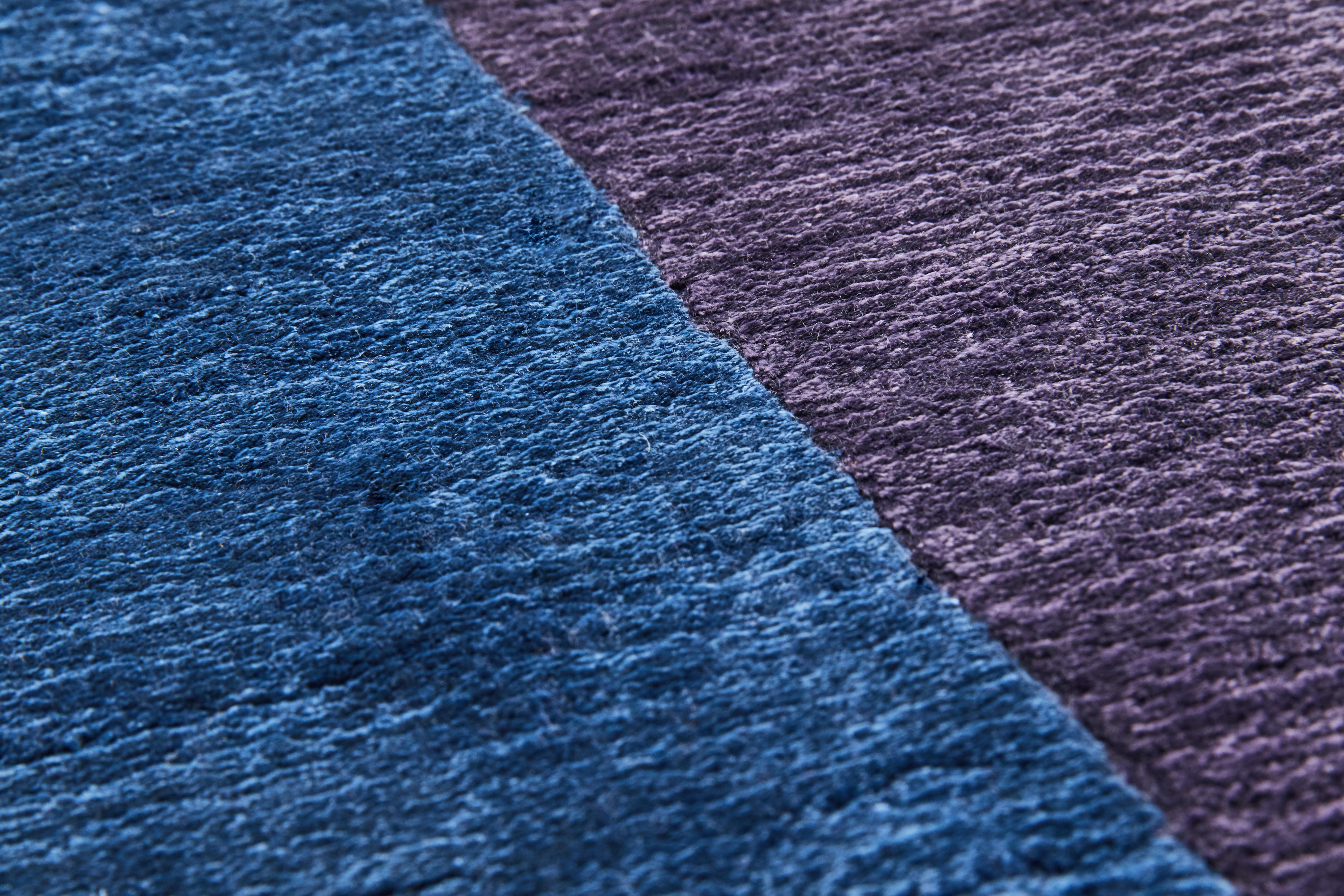 Indiano Tappeto Scape Violet, Annodato a mano in lana, 40 Kpi, Constance Guisset in vendita