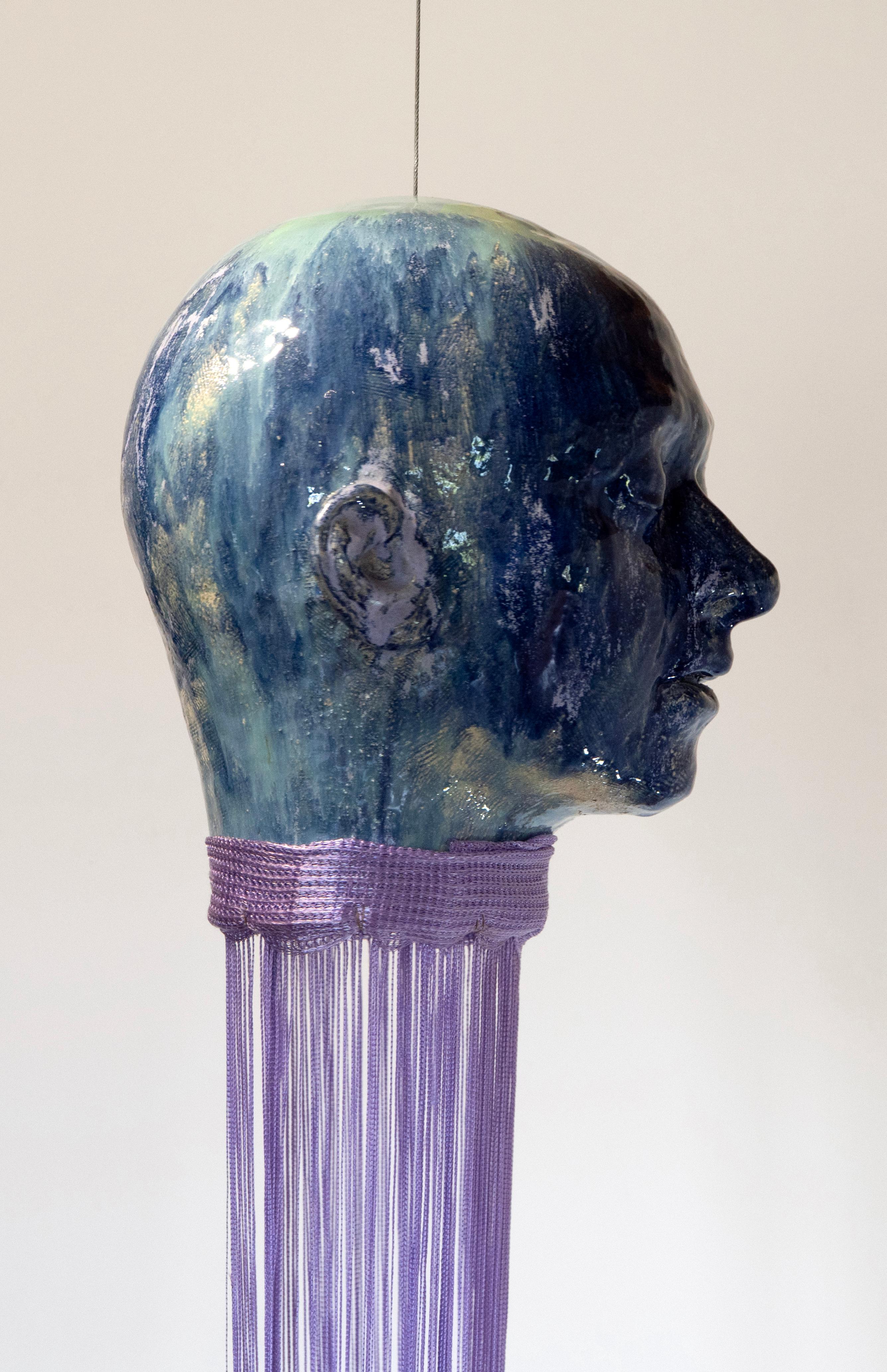 Aire, Cabeza de cerámica refractaria cinética con esmaltes de cobalto y cobre y textil - Figurative Sculpture Gris de Óscar Aldonza Torres