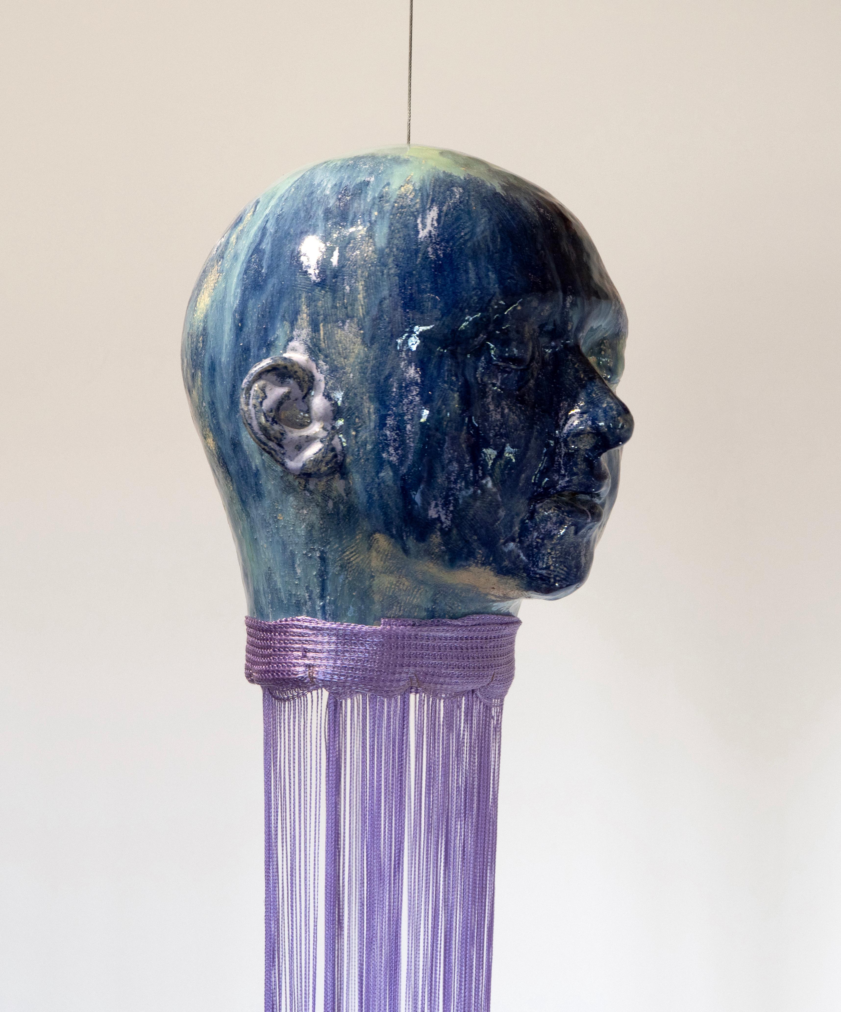 La escultura cinética de cabeza gira en suaves corrientes de aire, creando una hipnótica interacción de tonos costeros y forma orgánica. AR (2024) de Aldonza está fabricada en cerámica refractaria blanca de alta temperatura, con capas de esmaltes
