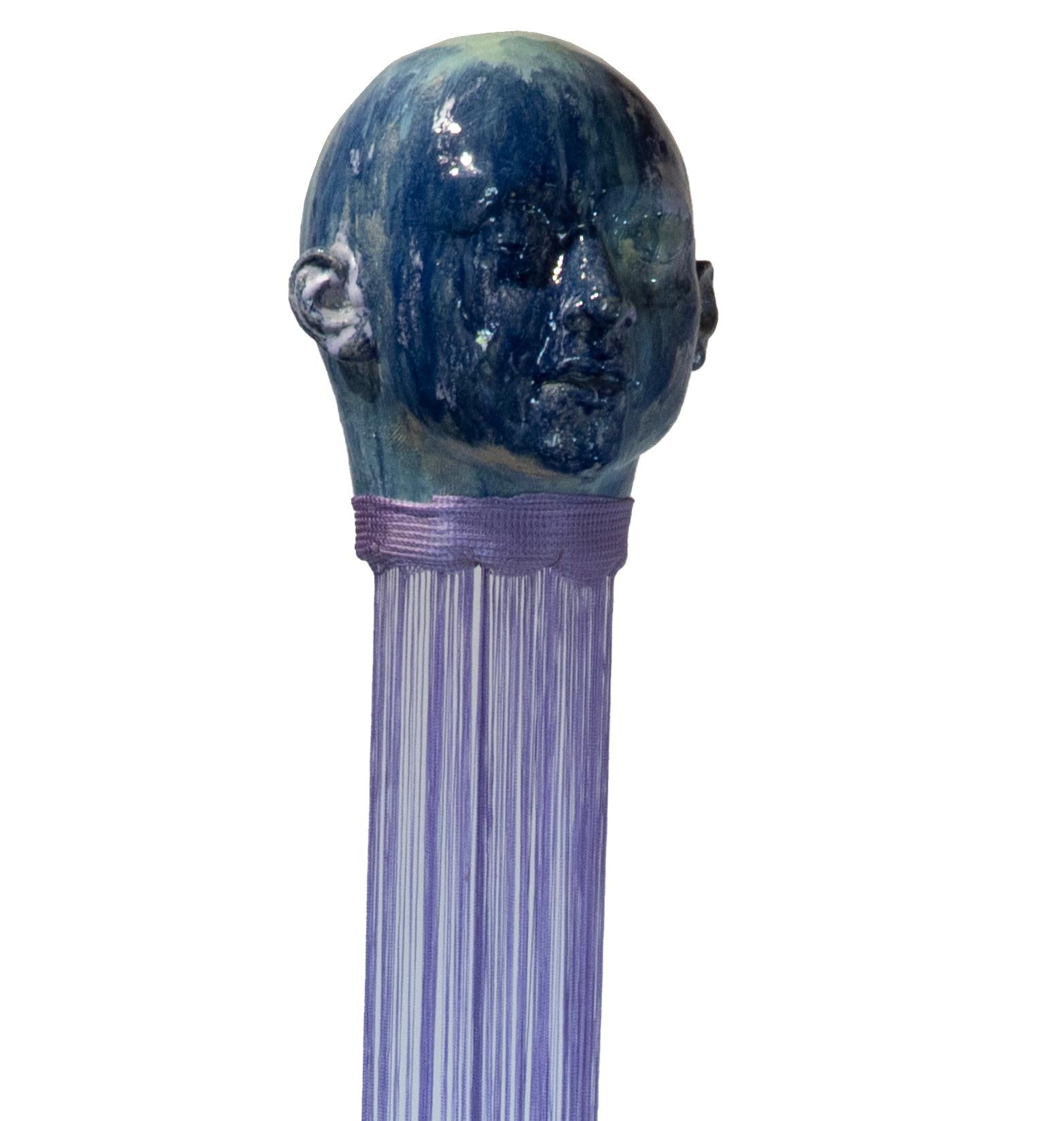 Figurative Sculpture de Óscar Aldonza Torres - Aire, Cabeza de cerámica refractaria cinética con esmaltes de cobalto y cobre y textil
