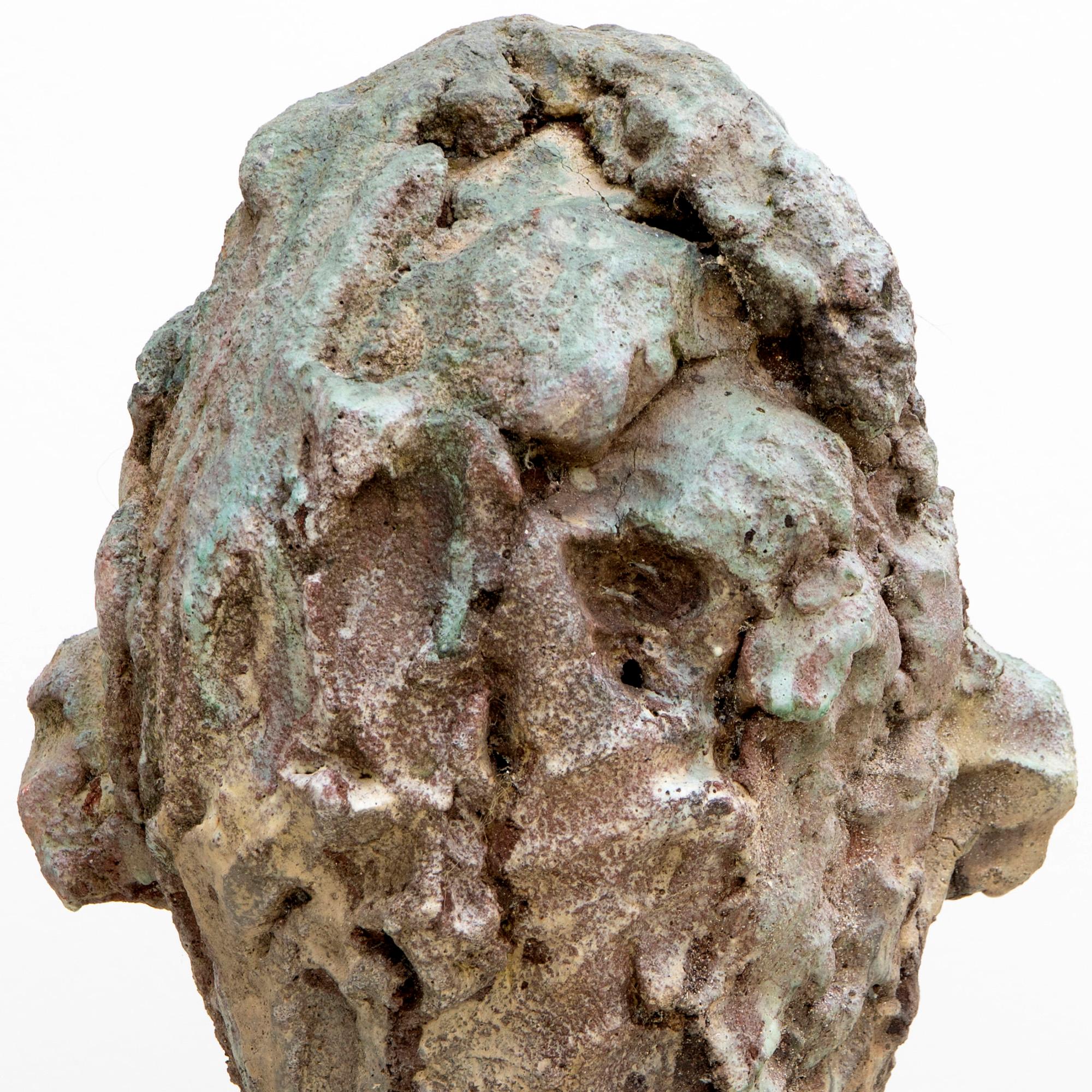 Tête en grès Ashen Raku - Sculpture en céramique, expressionniste en vente 8