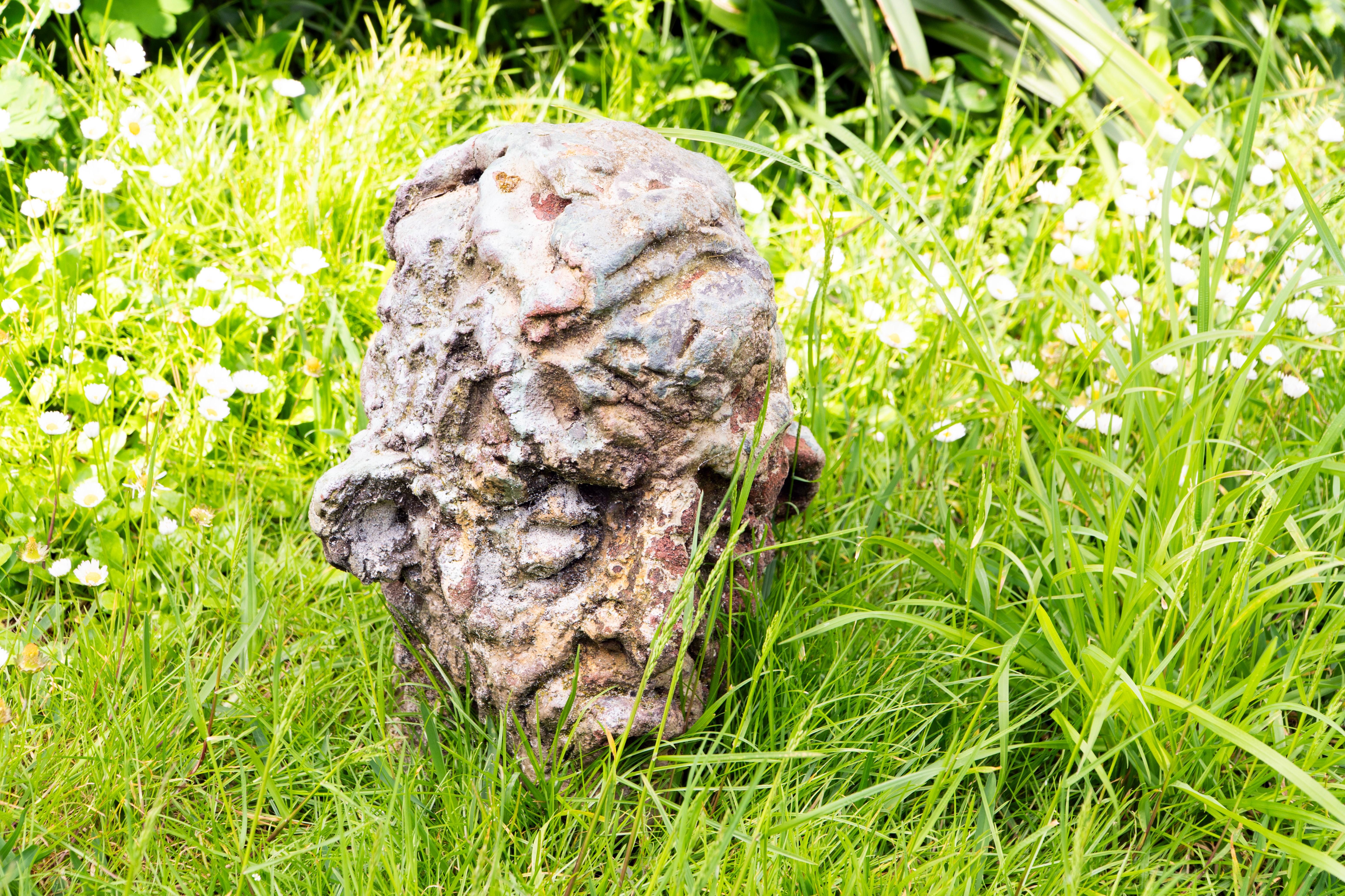Tête en grès Ashen Raku - Sculpture en céramique, expressionniste en vente 12