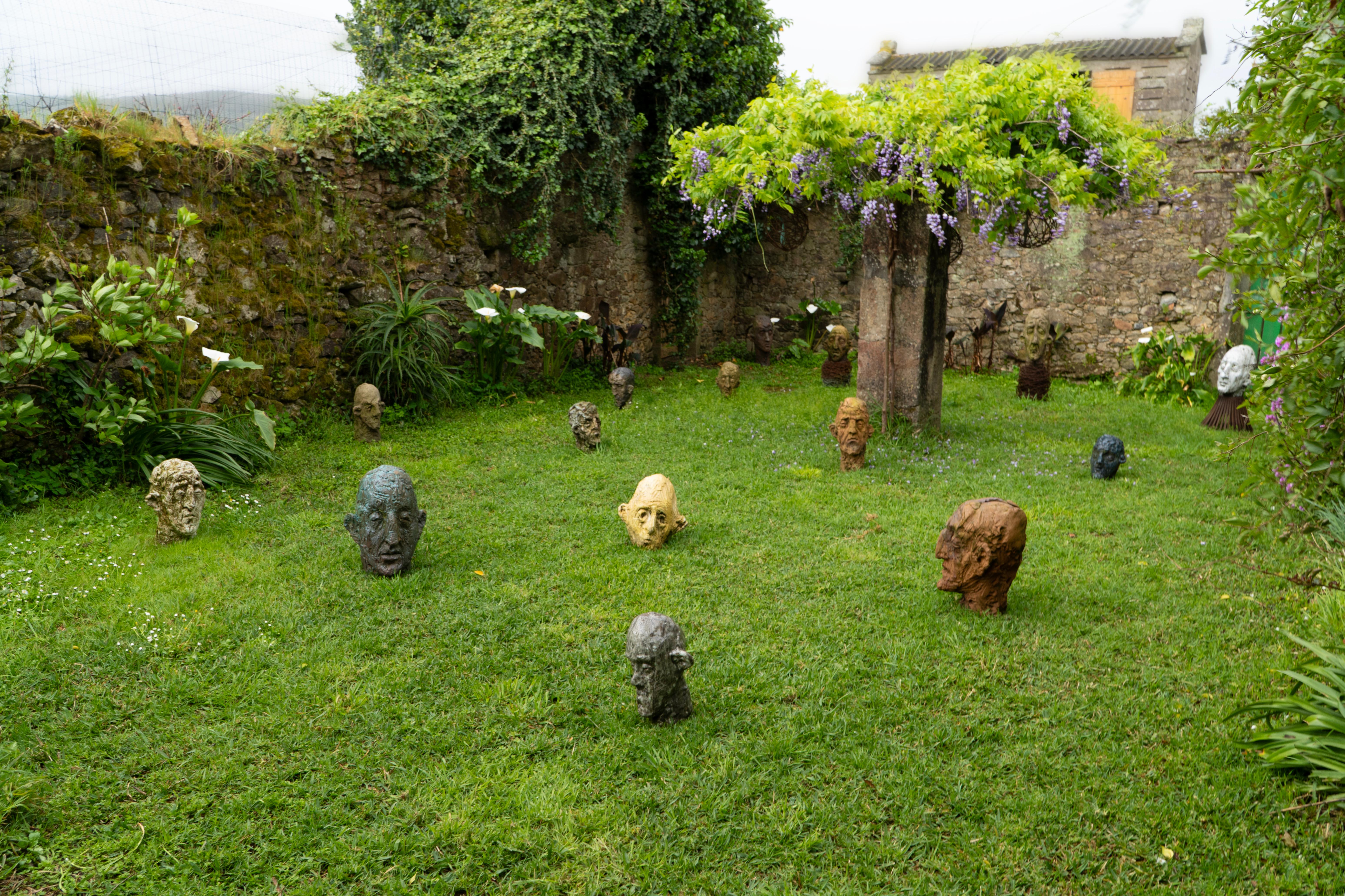 Tête en grès Ashen Raku - Sculpture en céramique, expressionniste en vente 13