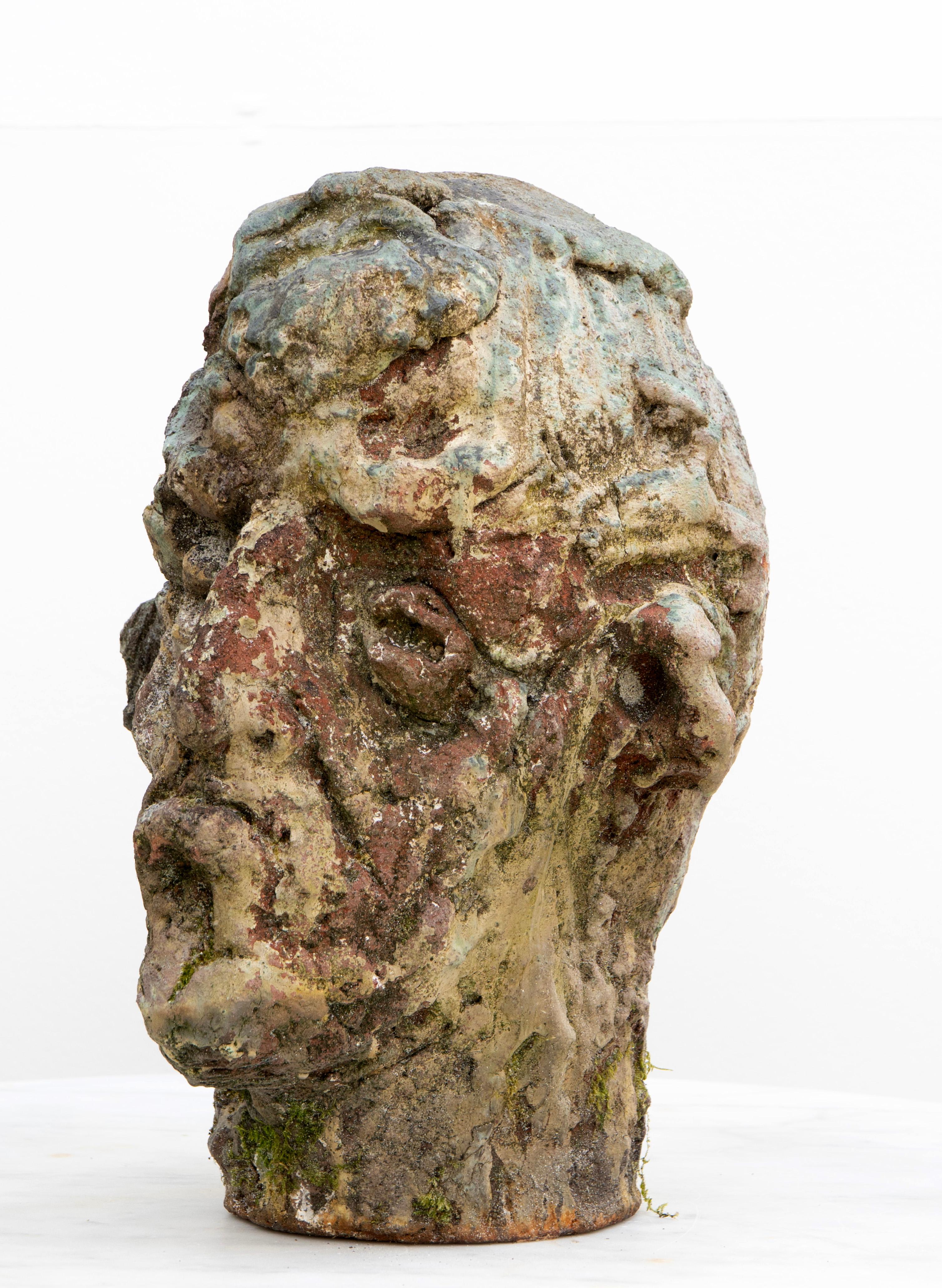 Ashen Raku Stoneware Head exploite la poésie brute de la cuisson raku pour produire des surfaces organiques imprévisibles dans des tons gris et anthracite. Fabriquée en grès rouge de style Buño et soumise à une cuisson en fosse à haute température,