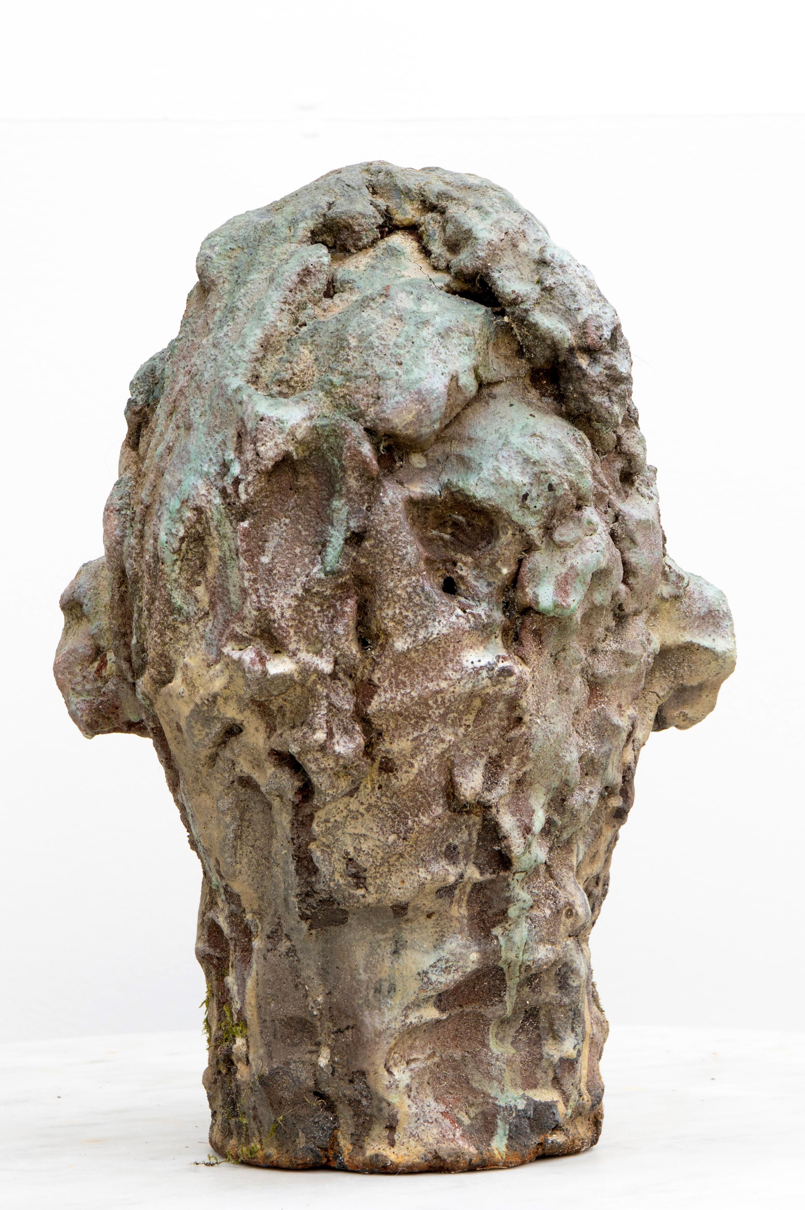 Tête en grès Ashen Raku - Sculpture en céramique, expressionniste en vente 3