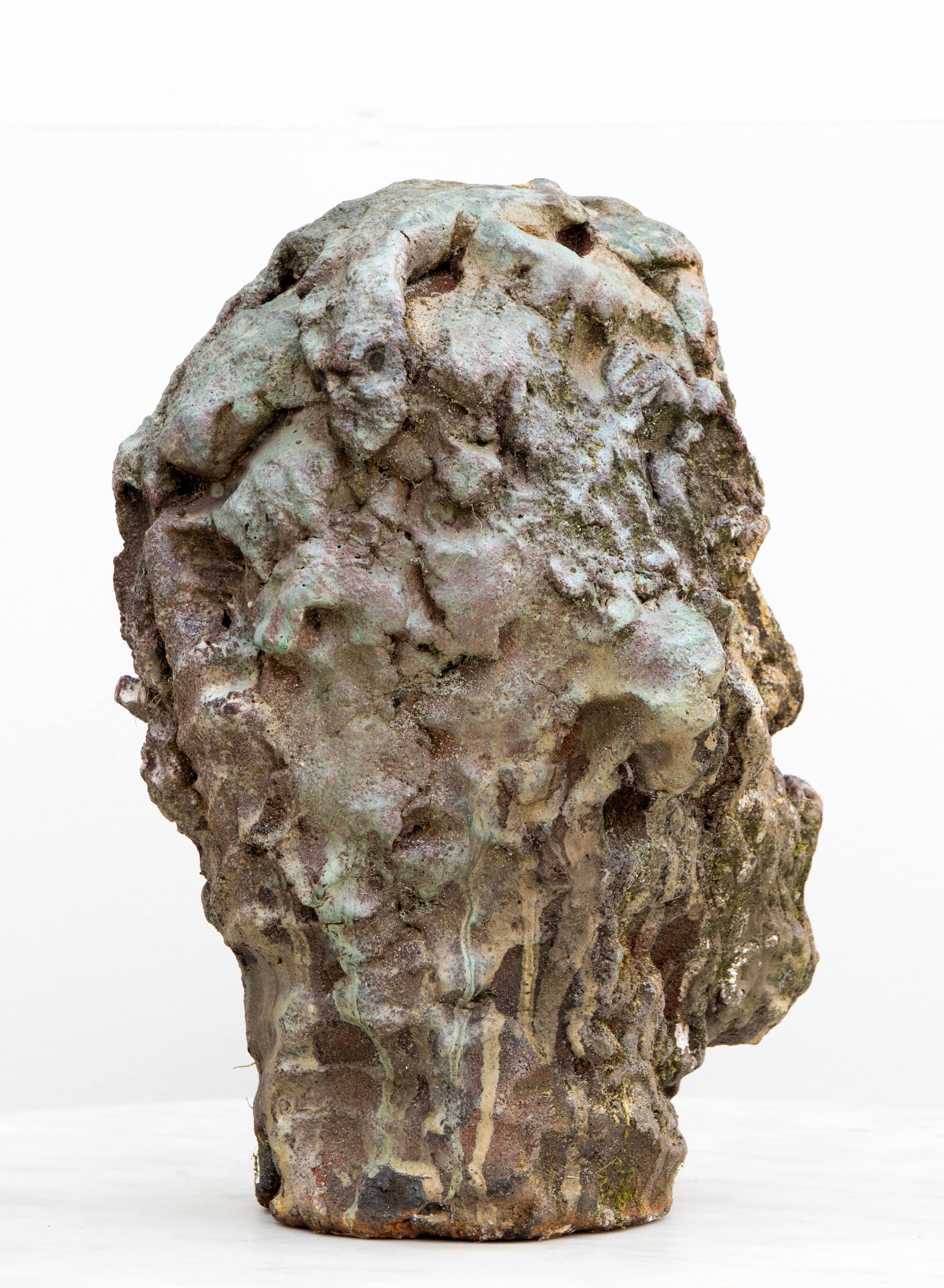 Tête en grès Ashen Raku - Sculpture en céramique, expressionniste en vente 4