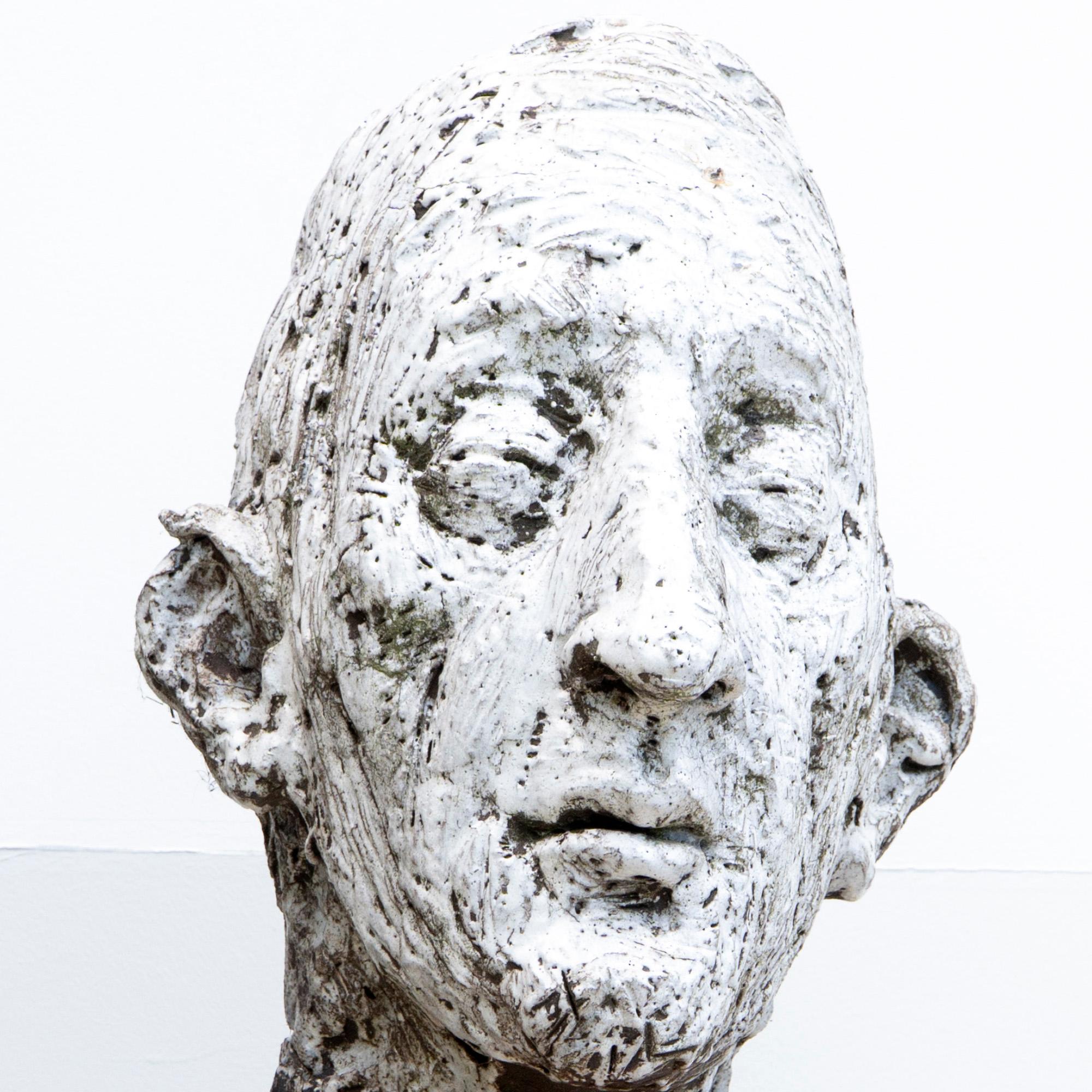 Argile réfractaire noire avec glaçure fumée blanche et fer forgé, 