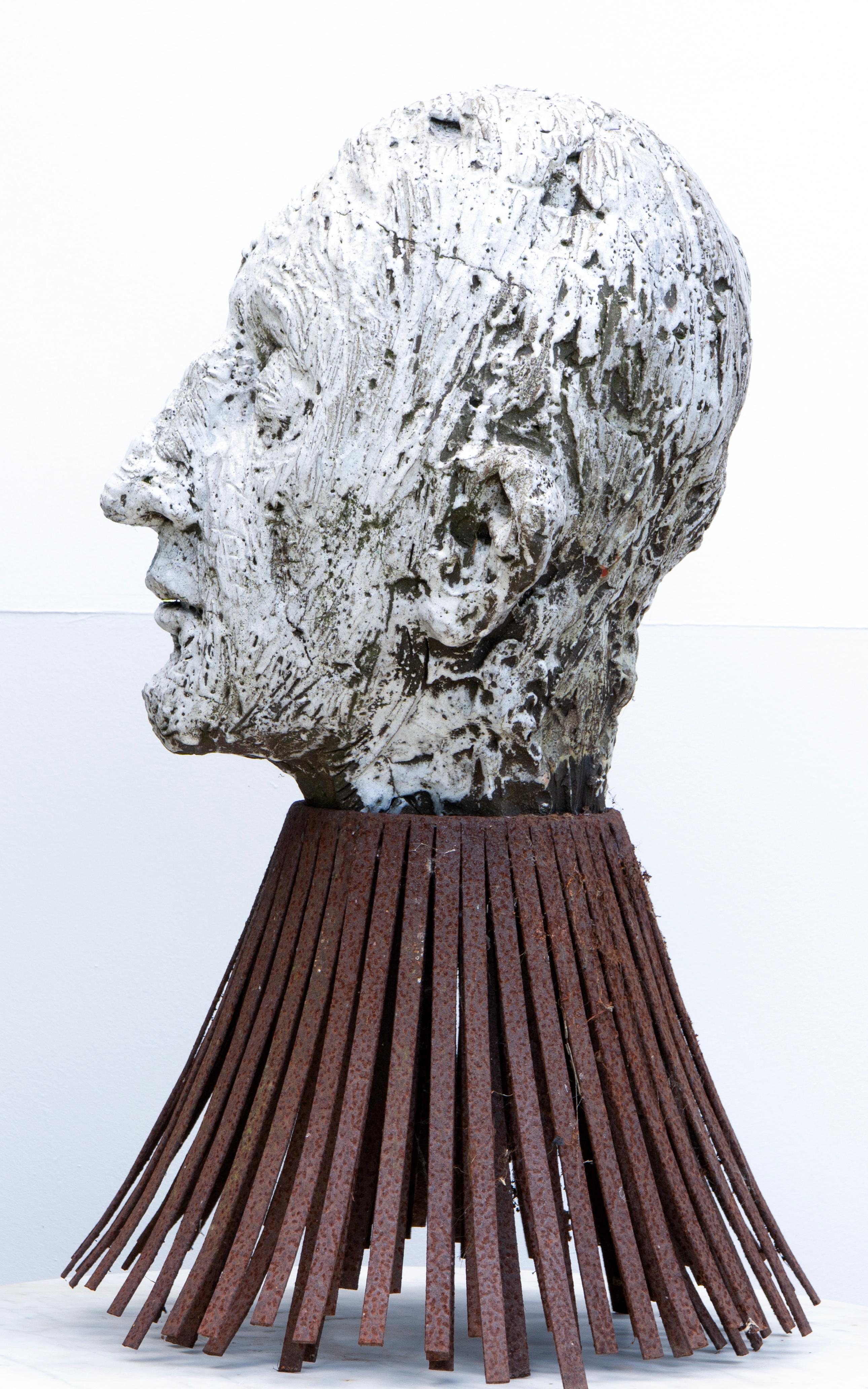 Testa 16 est l'une des plus grandes œuvres de la série Testas, un projet sculptural qui explore la tête humaine en tant qu'espace d'identité et de résonance collective. Cette sculpture contemporaine est fabriquée à partir d'argile réfractaire noire,