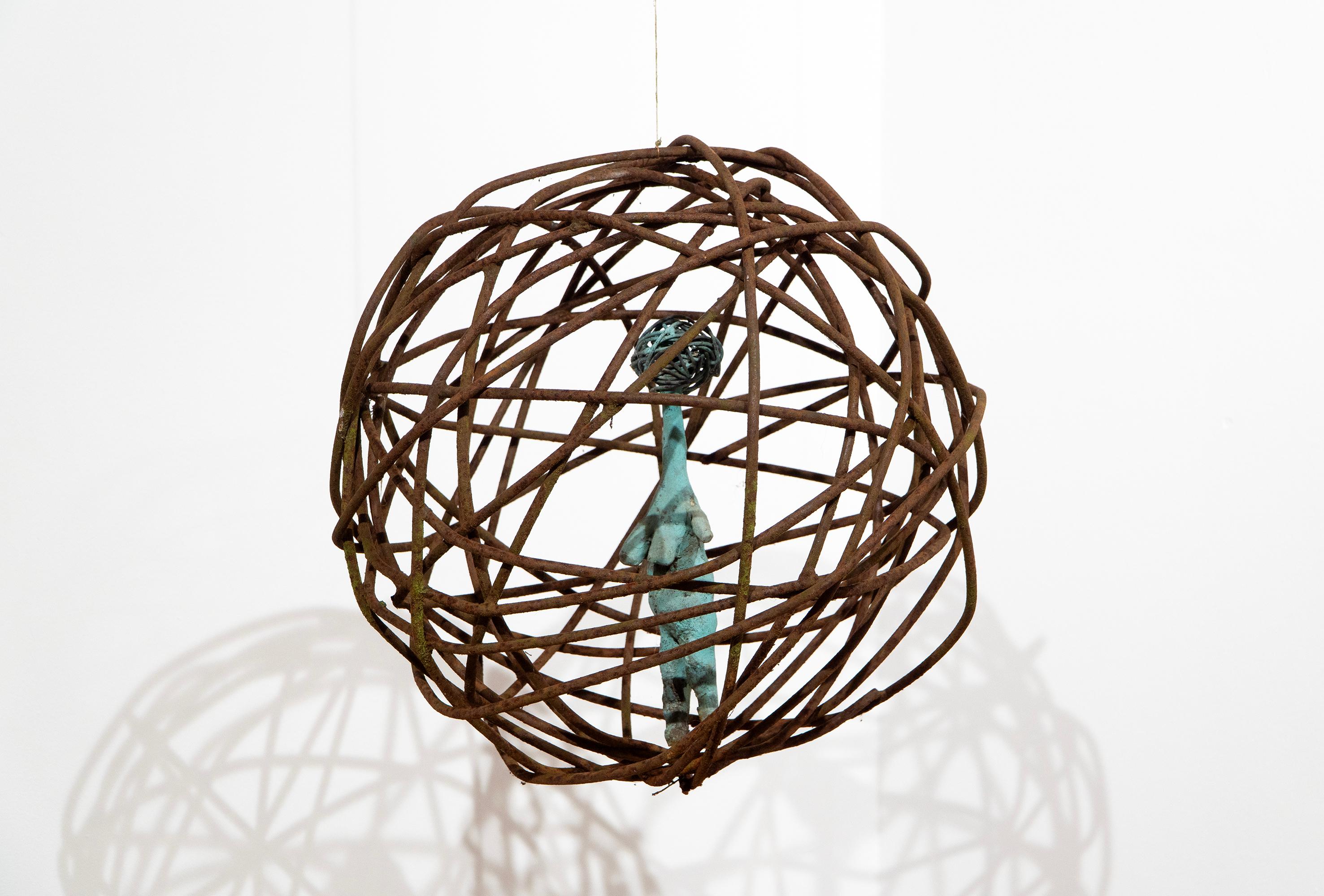 Figura di Venere in bronzo con gabbia di ferro. Scultura in bronzo a cera persa e in ferro forgiato in vendita 5