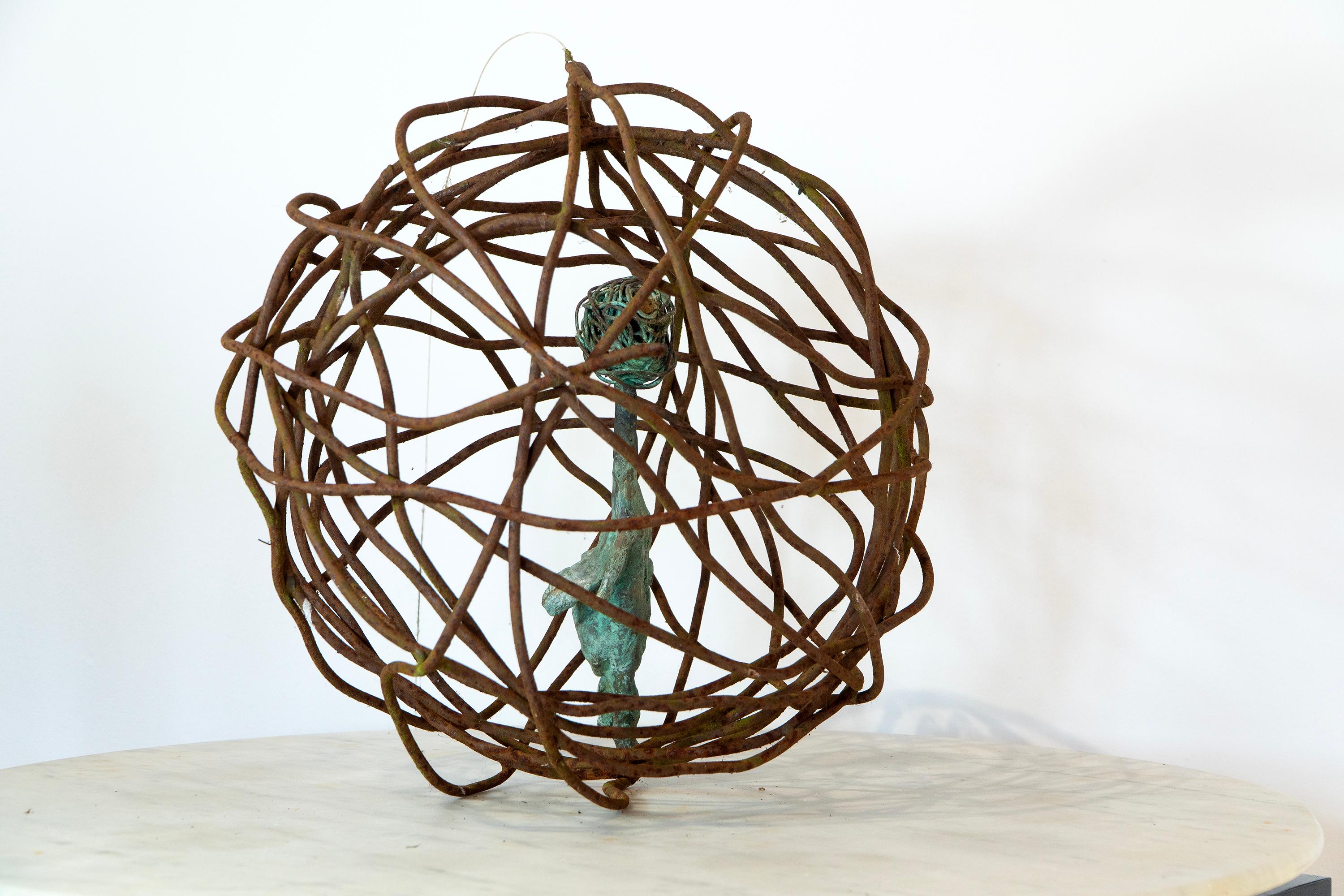 Figura di Venere in bronzo con gabbia di ferro. Scultura in bronzo a cera persa e in ferro forgiato - Sculpture di Óscar Aldonza Torres