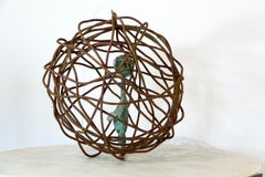 Figura de Venus de bronce en jaula de hierro. Escultura de bronce a la cera perdida y hierro forjado