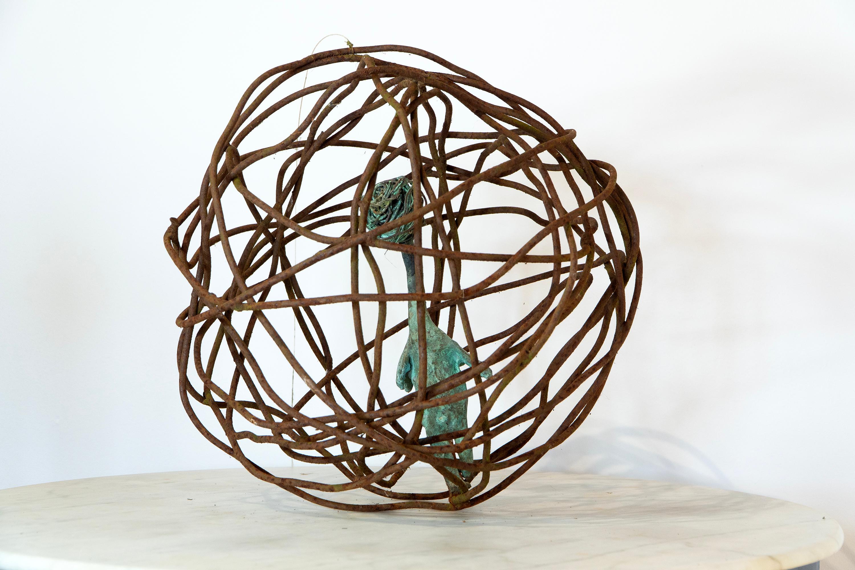 Figura di Venere in bronzo con gabbia di ferro. Scultura in bronzo a cera persa e in ferro forgiato in vendita 1