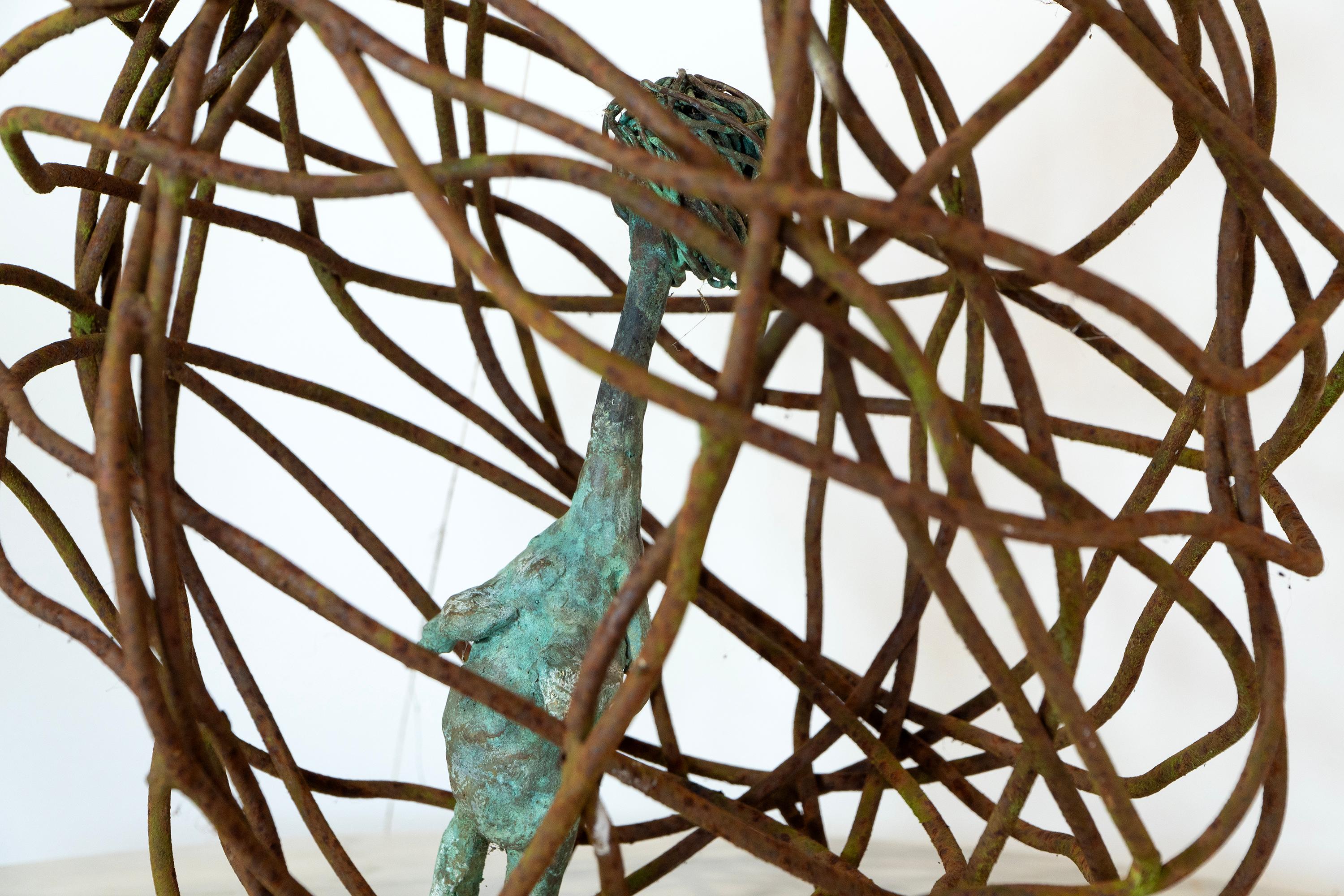 Figura di Venere in bronzo con gabbia di ferro. Scultura in bronzo a cera persa e in ferro forgiato in vendita 2