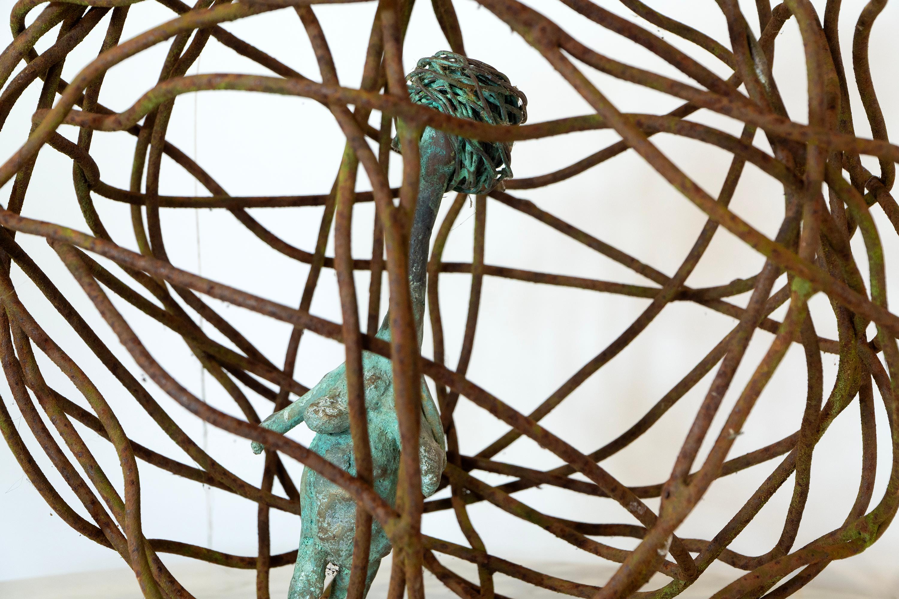 Figura di Venere in bronzo con gabbia di ferro. Scultura in bronzo a cera persa e in ferro forgiato in vendita 3