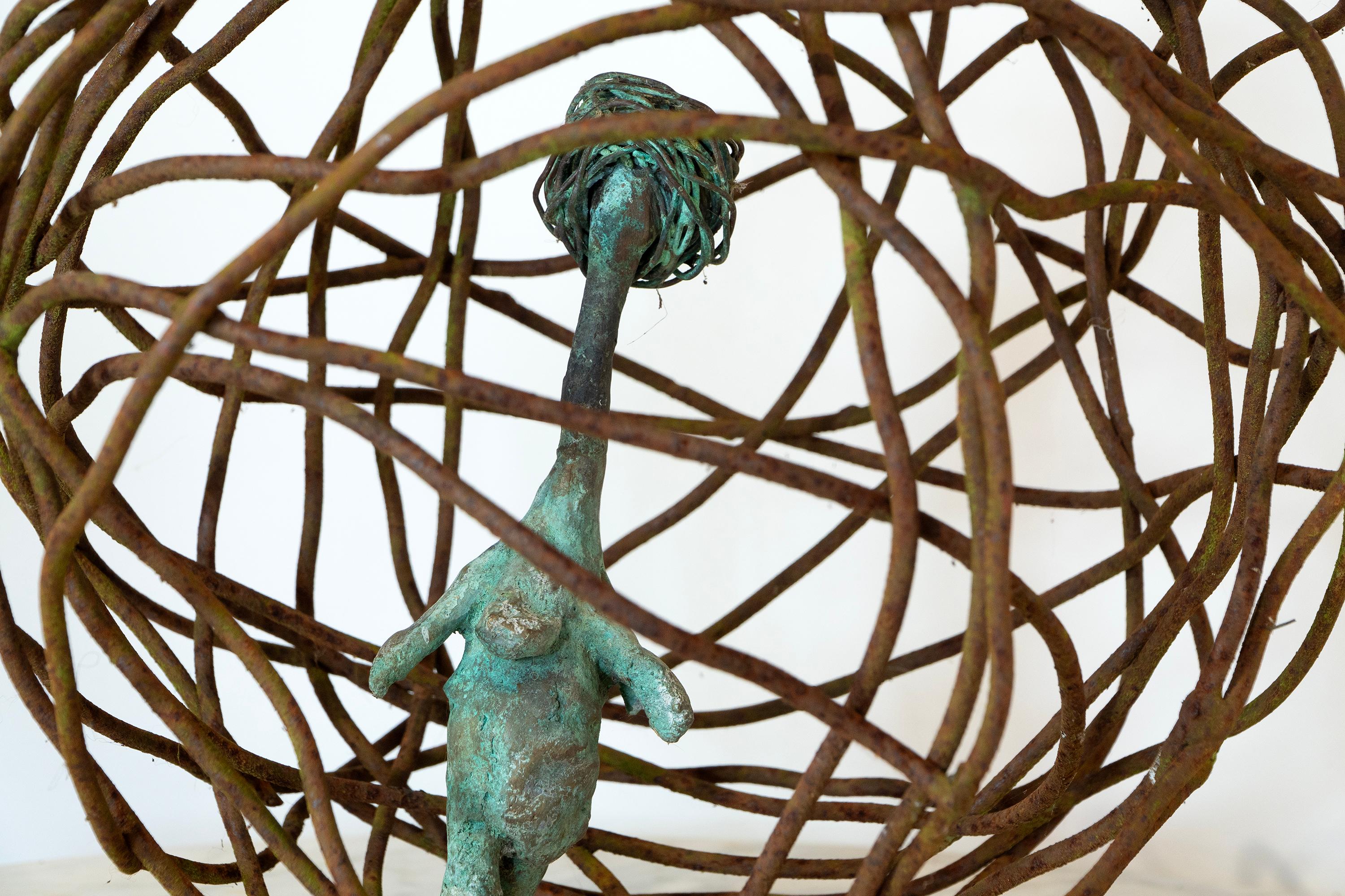 Figura di Venere in bronzo con gabbia di ferro. Scultura in bronzo a cera persa e in ferro forgiato in vendita 4