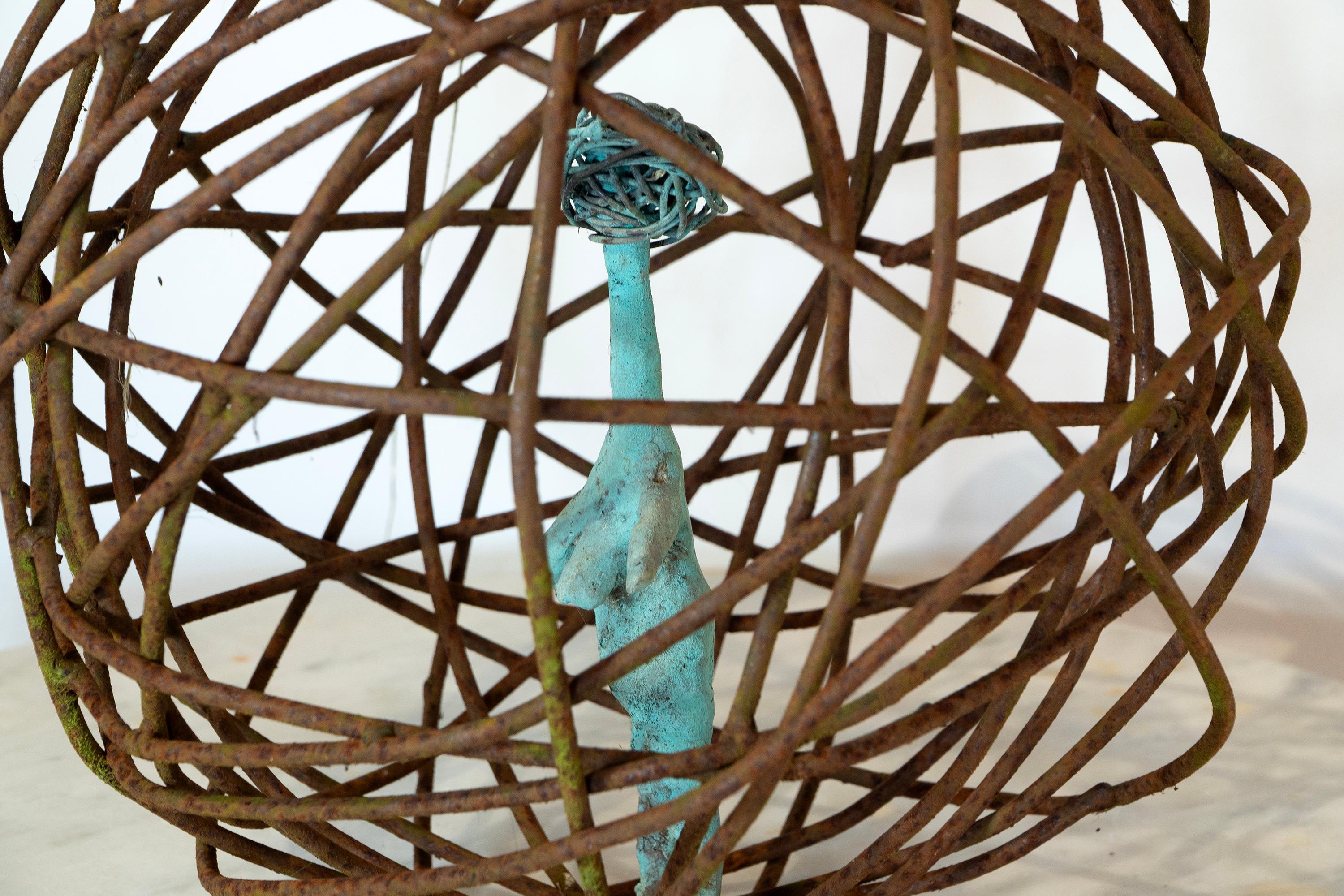 Donna in gabbia 2, figura contemporanea in bronzo verdastro sospesa in un orbita di ferro arrugginito in vendita 5