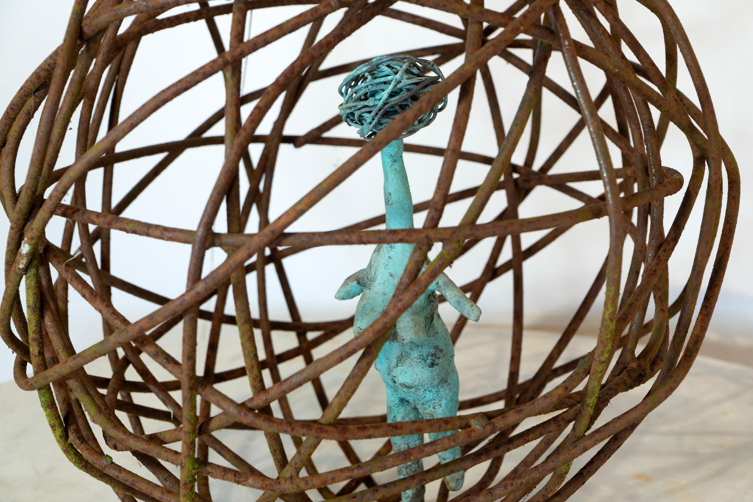 Donna in gabbia 2, figura contemporanea in bronzo verdastro sospesa in un orbita di ferro arrugginito in vendita 6