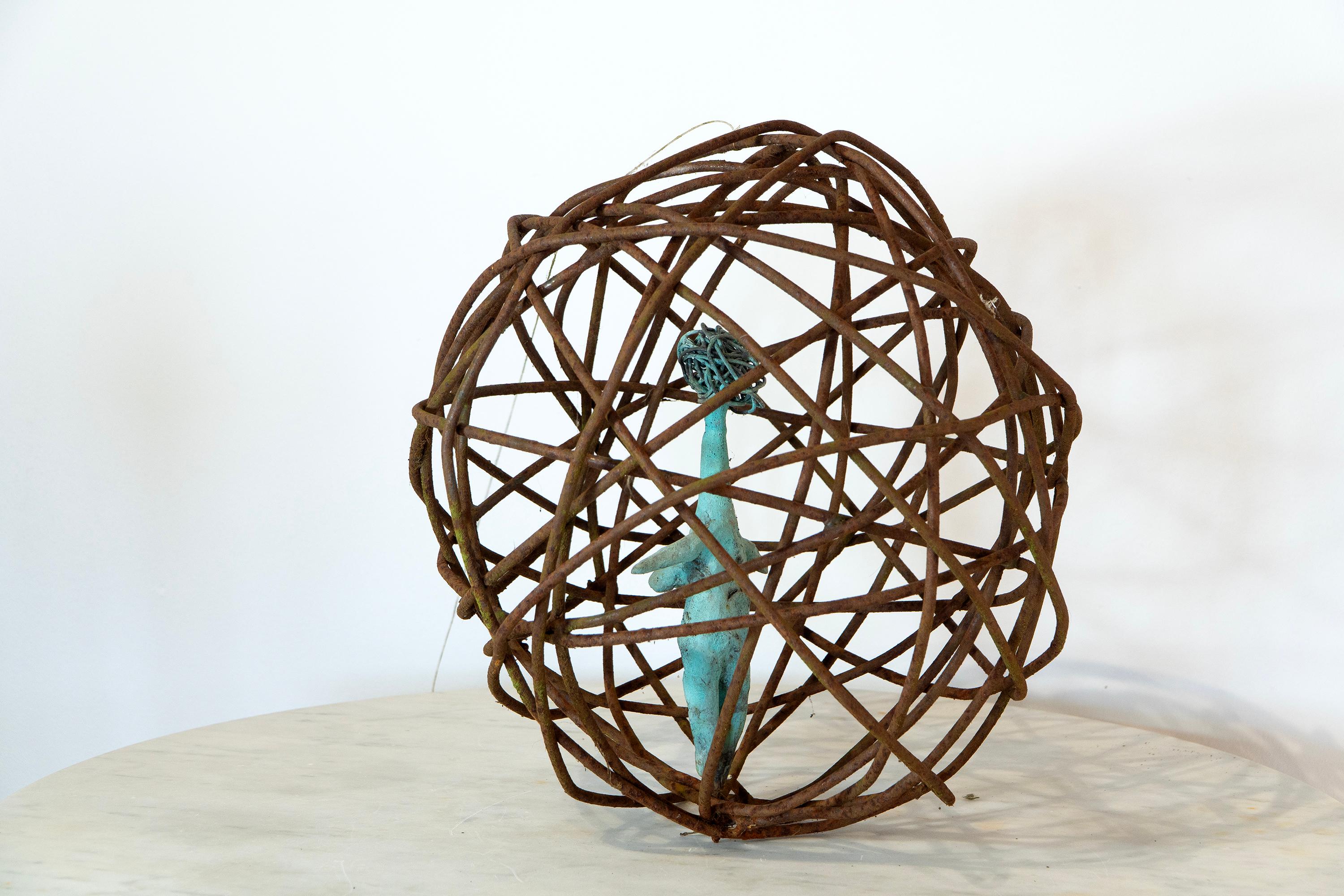 Donna in gabbia 2, figura contemporanea in bronzo verdastro sospesa in un orbita di ferro arrugginito in vendita 7