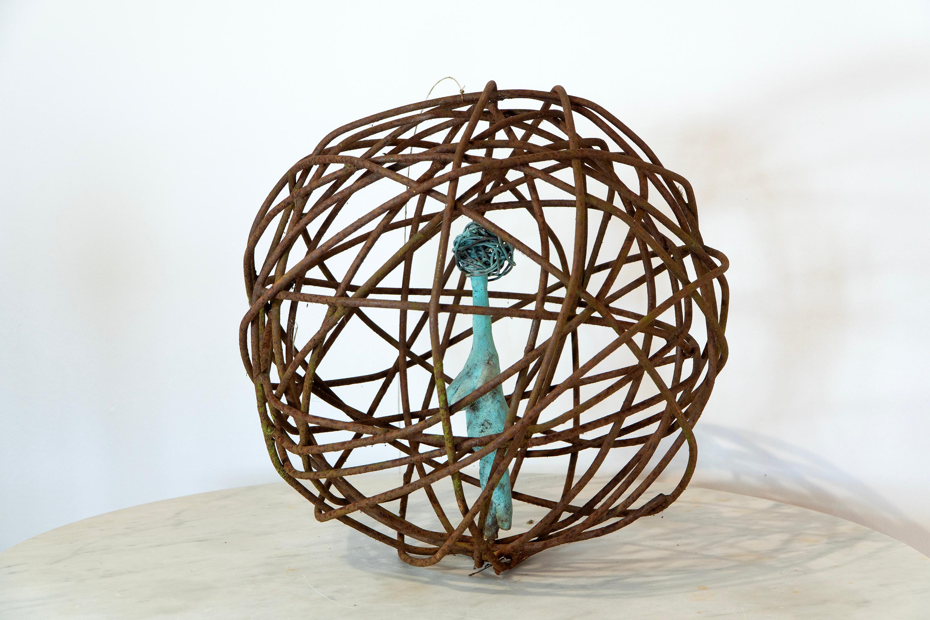 Donna in gabbia 2, figura contemporanea in bronzo verdastro sospesa in un orbita di ferro arrugginito in vendita 8