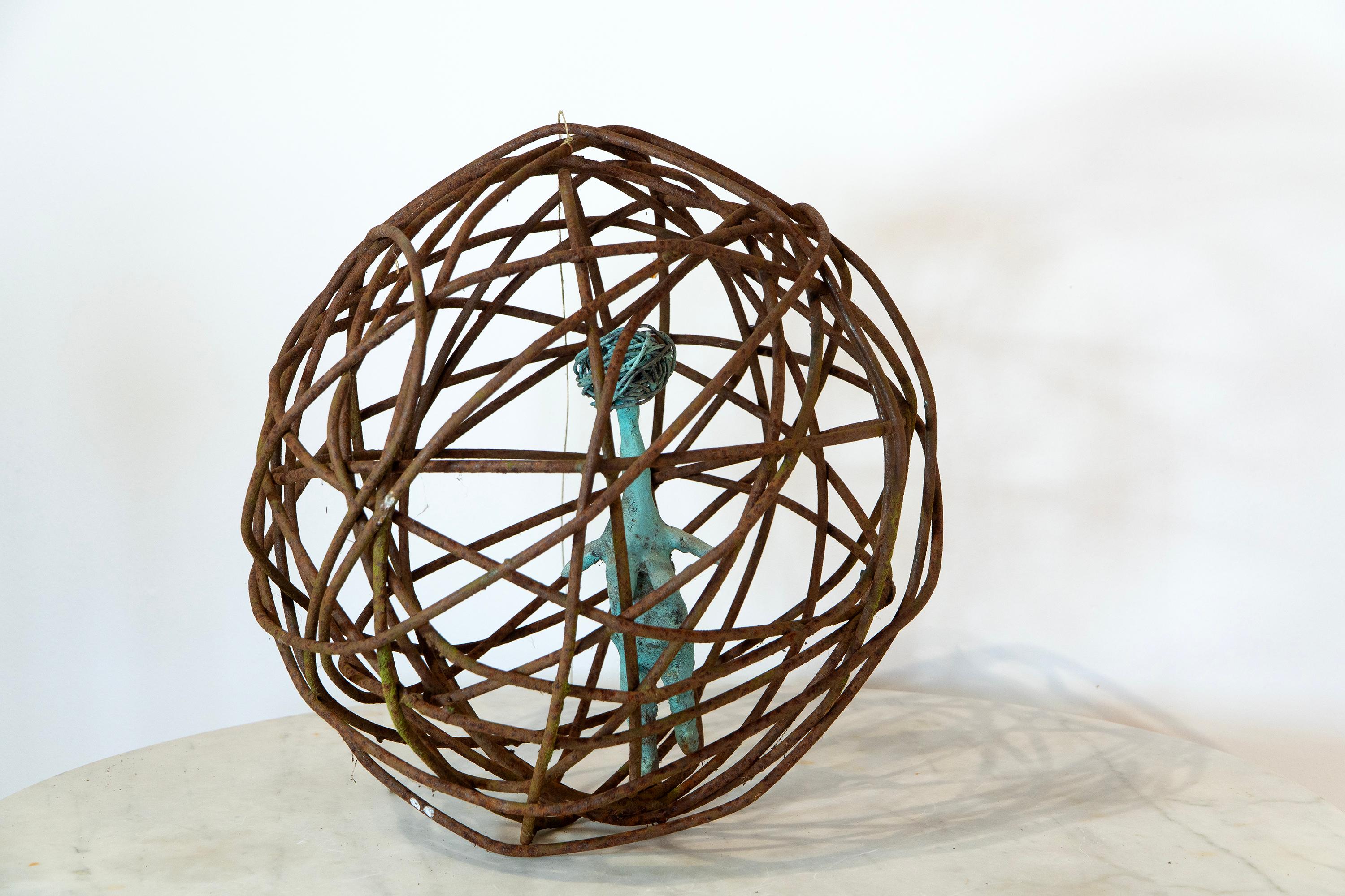 Donna in gabbia 2, figura contemporanea in bronzo verdastro sospesa in un orbita di ferro arrugginito - Sculpture Espressionista di Óscar Aldonza Torres