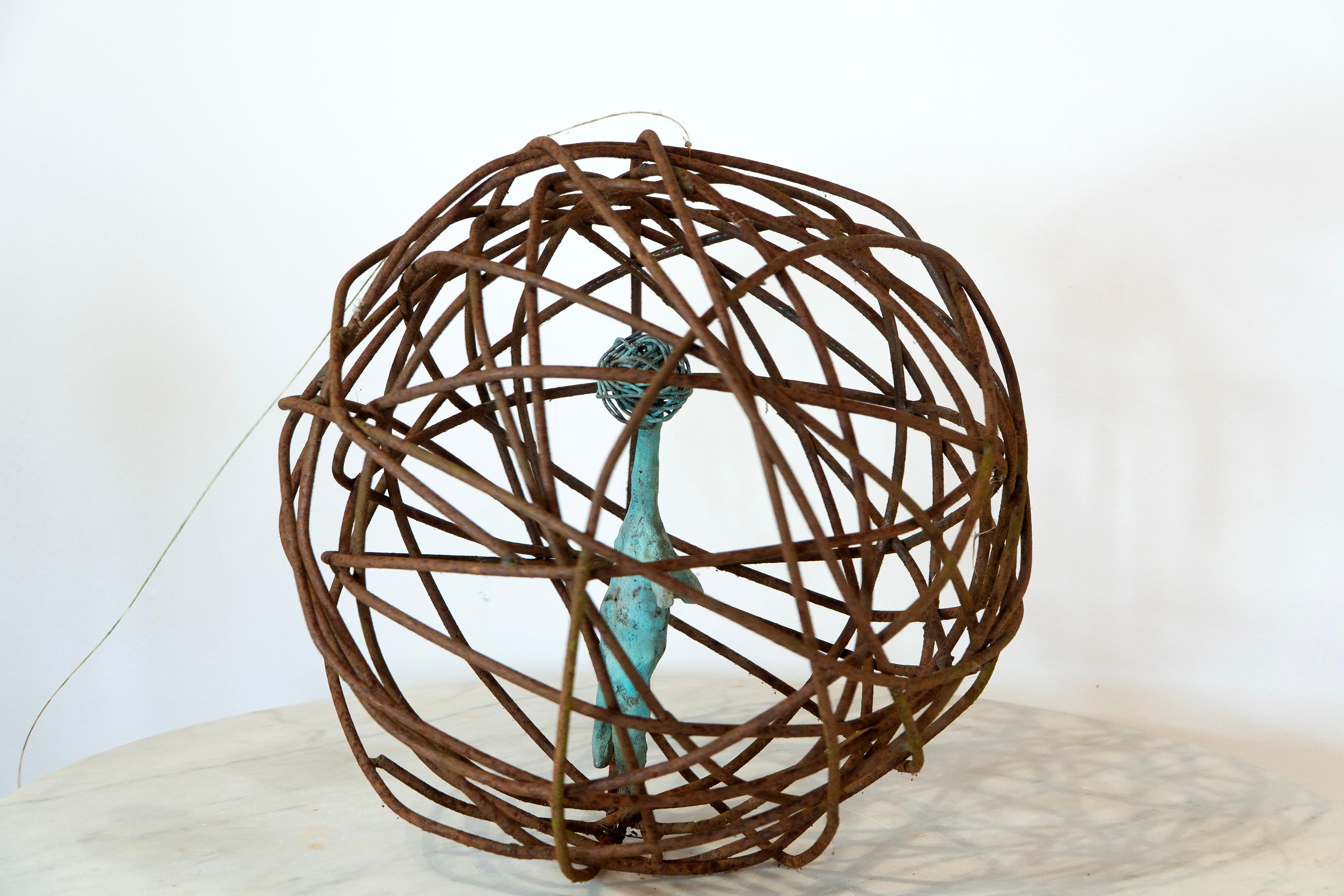 Donna in gabbia 2, figura contemporanea in bronzo verdastro sospesa in un orbita di ferro arrugginito in vendita 1