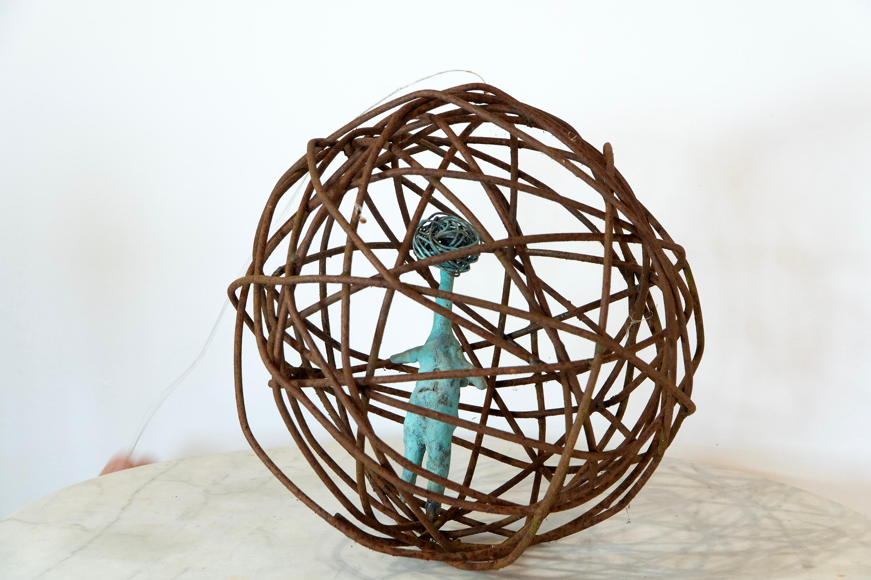 Donna in gabbia 2, figura contemporanea in bronzo verdastro sospesa in un orbita di ferro arrugginito in vendita 2