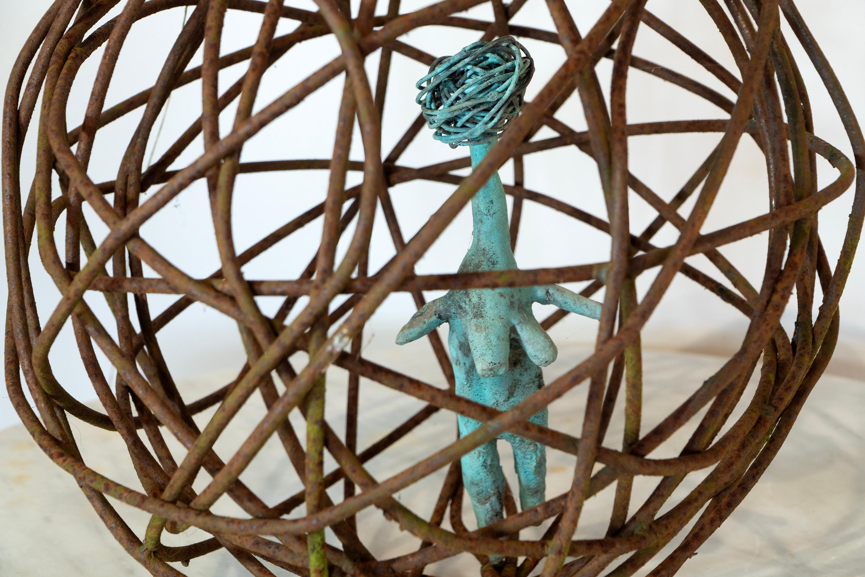 Donna in gabbia 2, figura contemporanea in bronzo verdastro sospesa in un orbita di ferro arrugginito in vendita 4