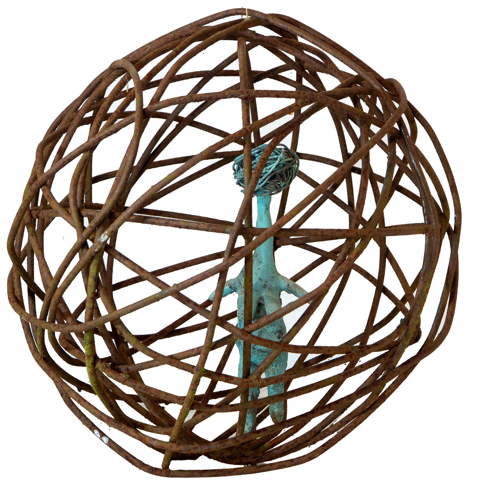 Donna in gabbia 2, figura contemporanea in bronzo verdastro sospesa in un orbita di ferro arrugginito