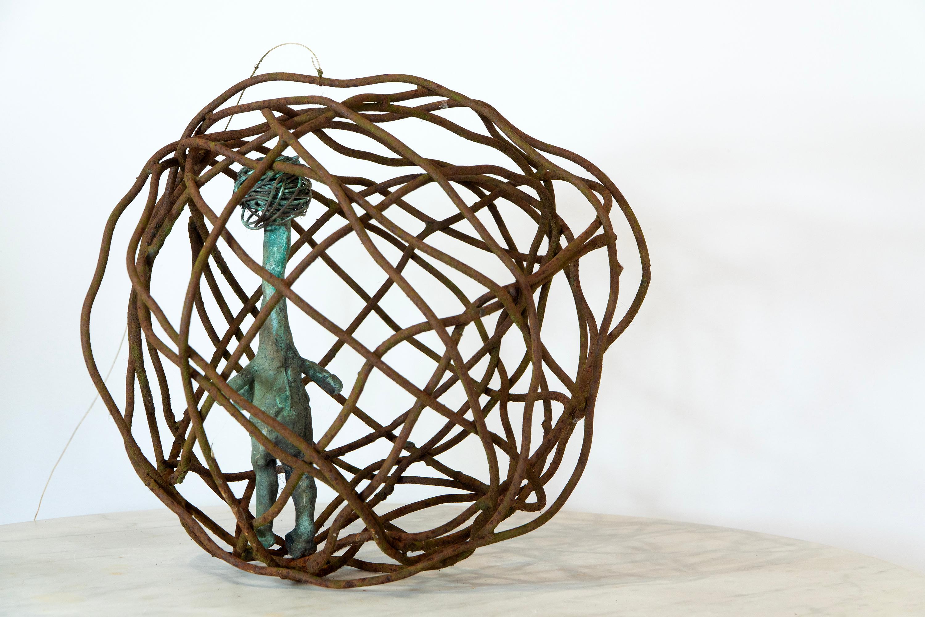 Femme en cage 3 - Torse en bronze vert-de-gris dans un globe en fer rouillé, cire perdue et forgé en vente 5