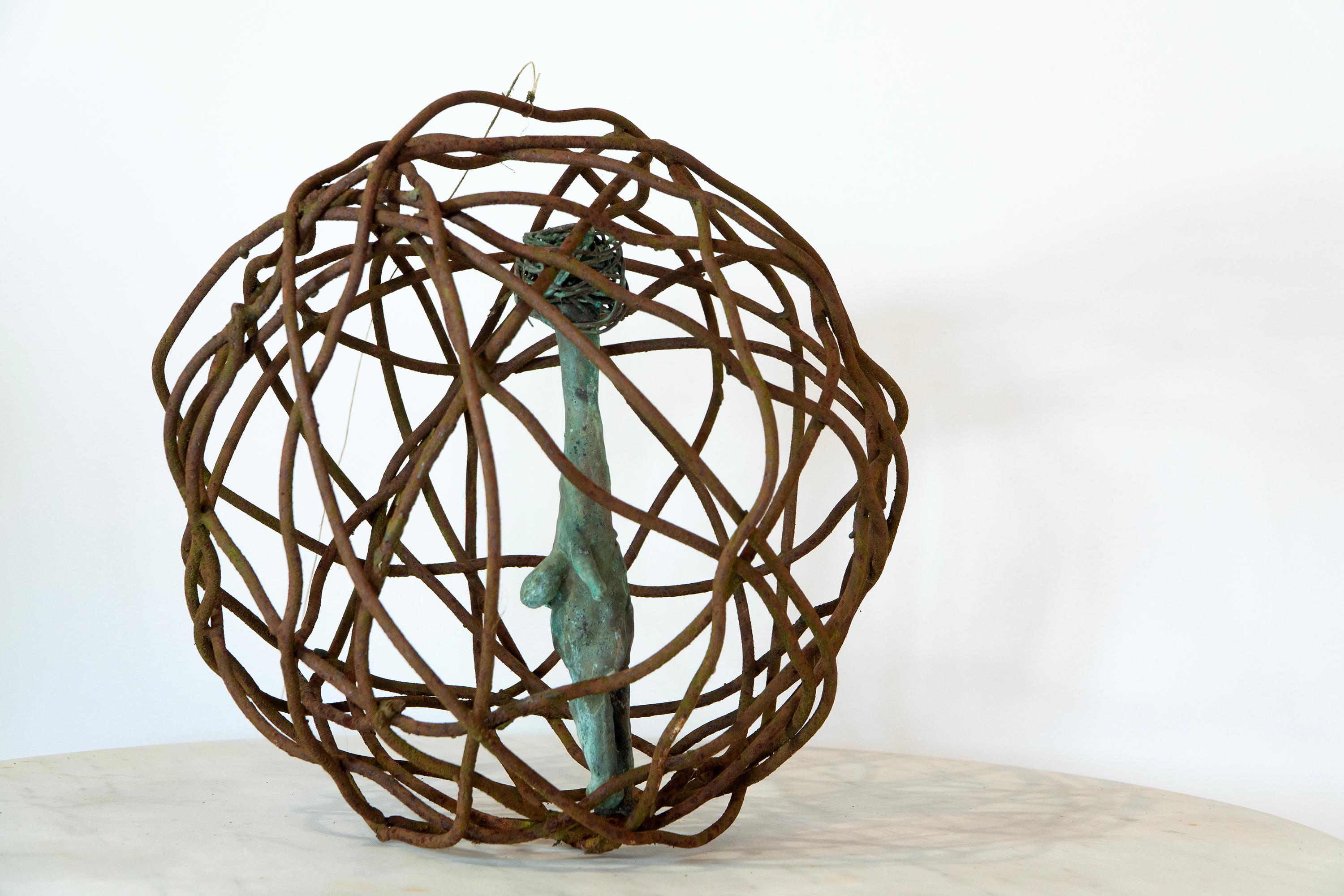 Femme en cage 3 - Torse en bronze vert-de-gris dans un globe en fer rouillé, cire perdue et forgé en vente 6