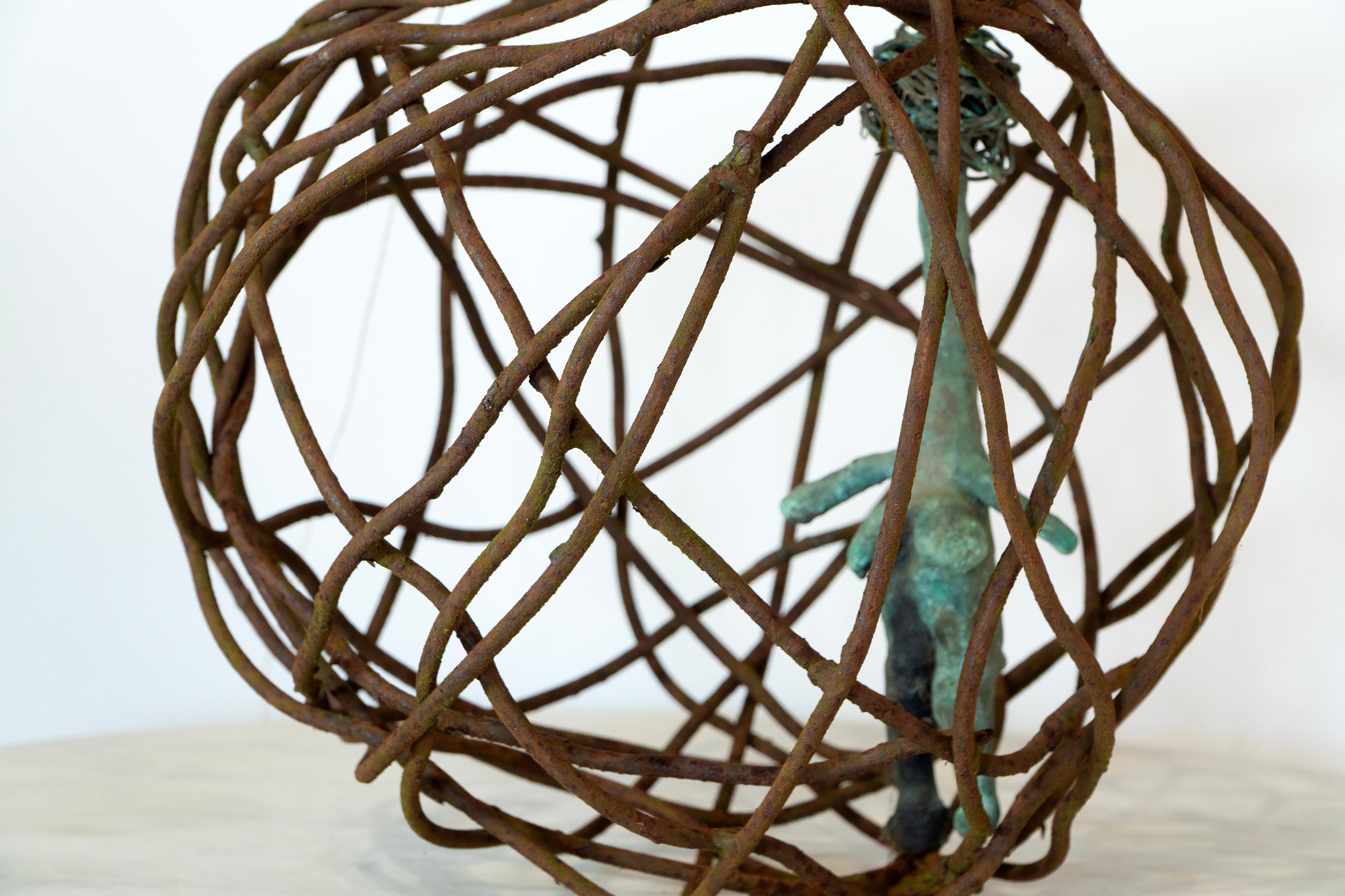 Femme en cage 3 - Torse en bronze vert-de-gris dans un globe en fer rouillé, cire perdue et forgé en vente 7