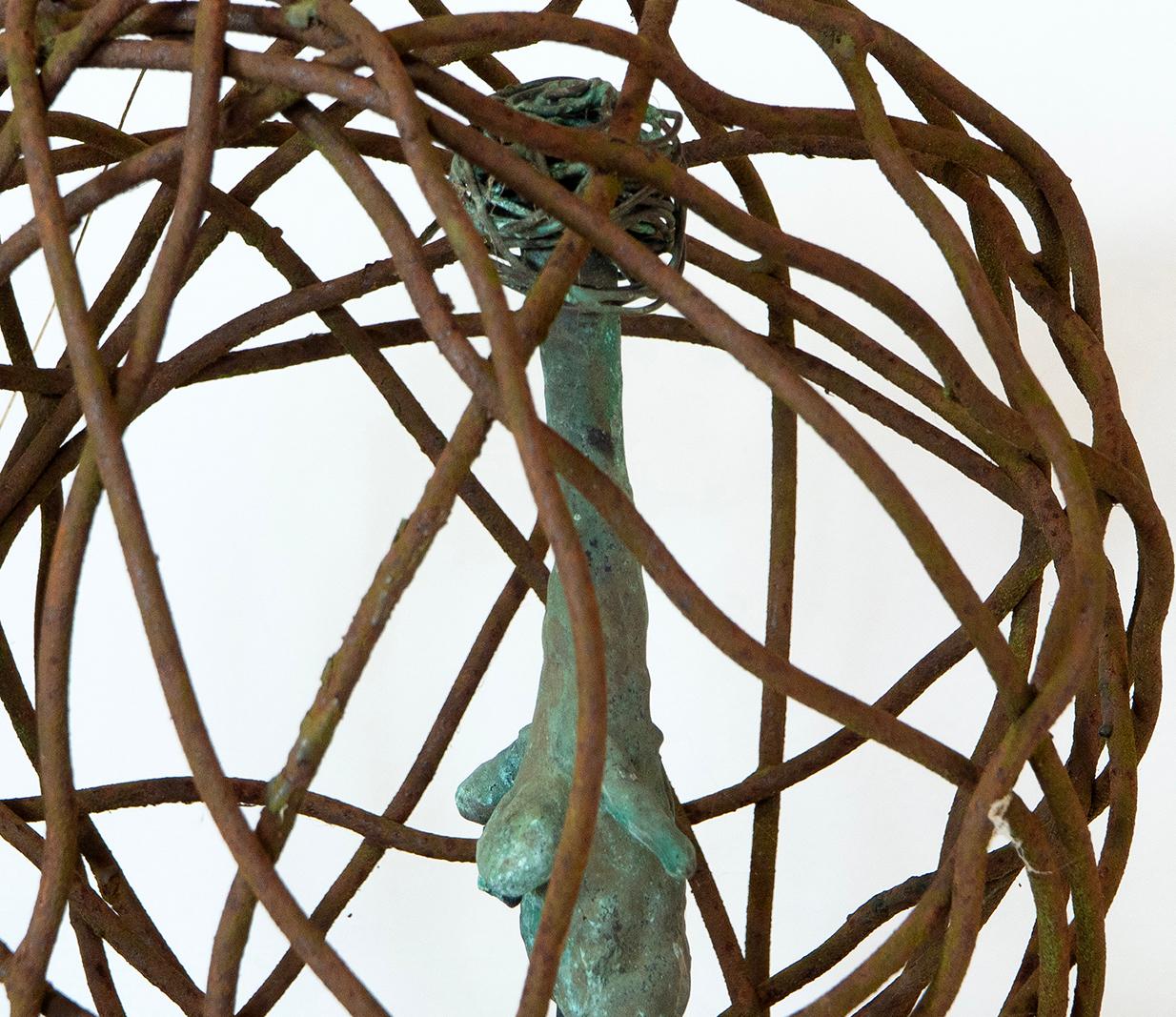 Femme en cage 3 - Torse en bronze vert-de-gris dans un globe en fer rouillé, cire perdue et forgé en vente 8