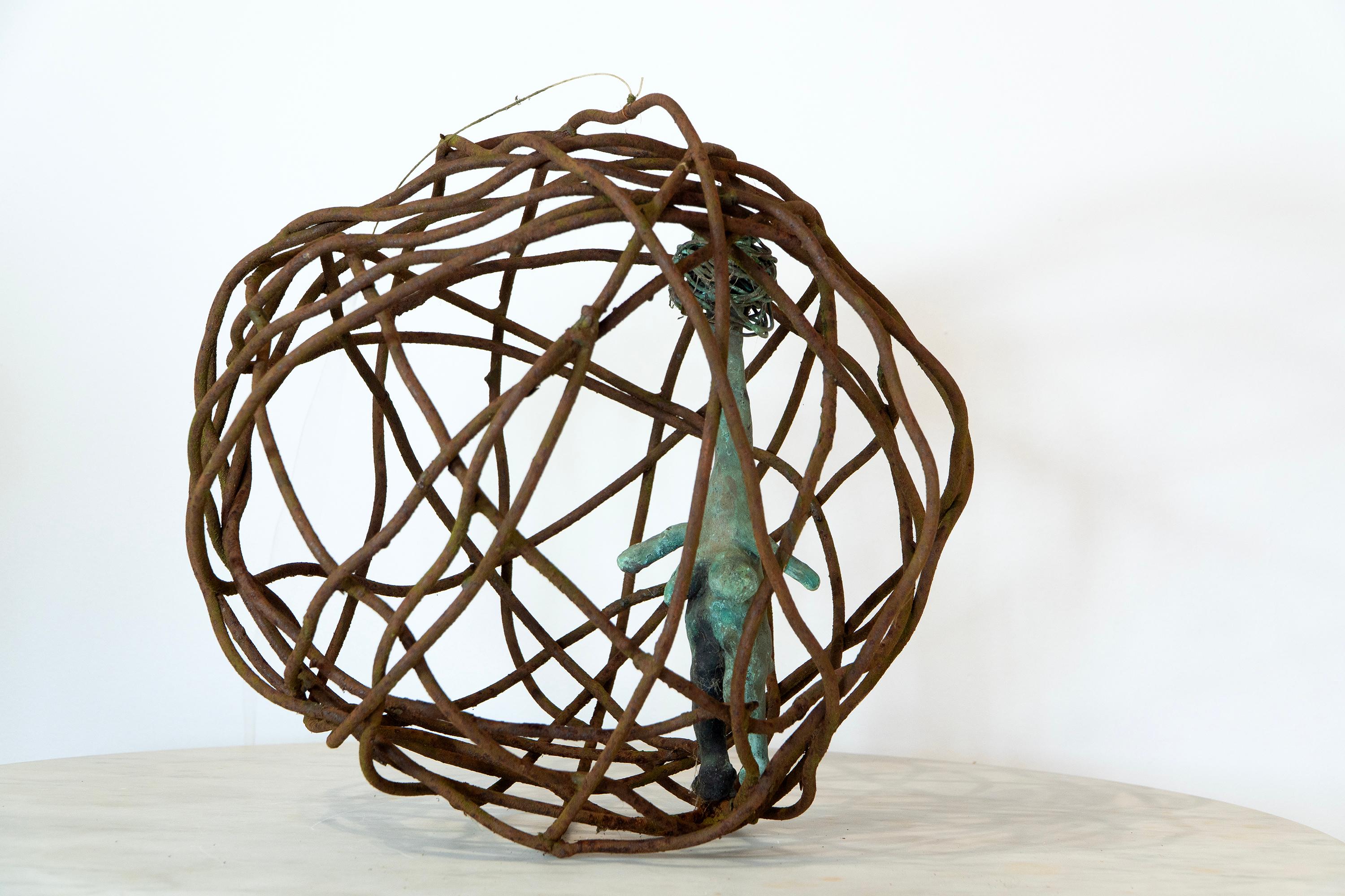 Femme en cage 3 - Torse en bronze vert-de-gris dans un globe en fer rouillé, cire perdue et forgé - Expressionniste Sculpture par Óscar Aldonza Torres