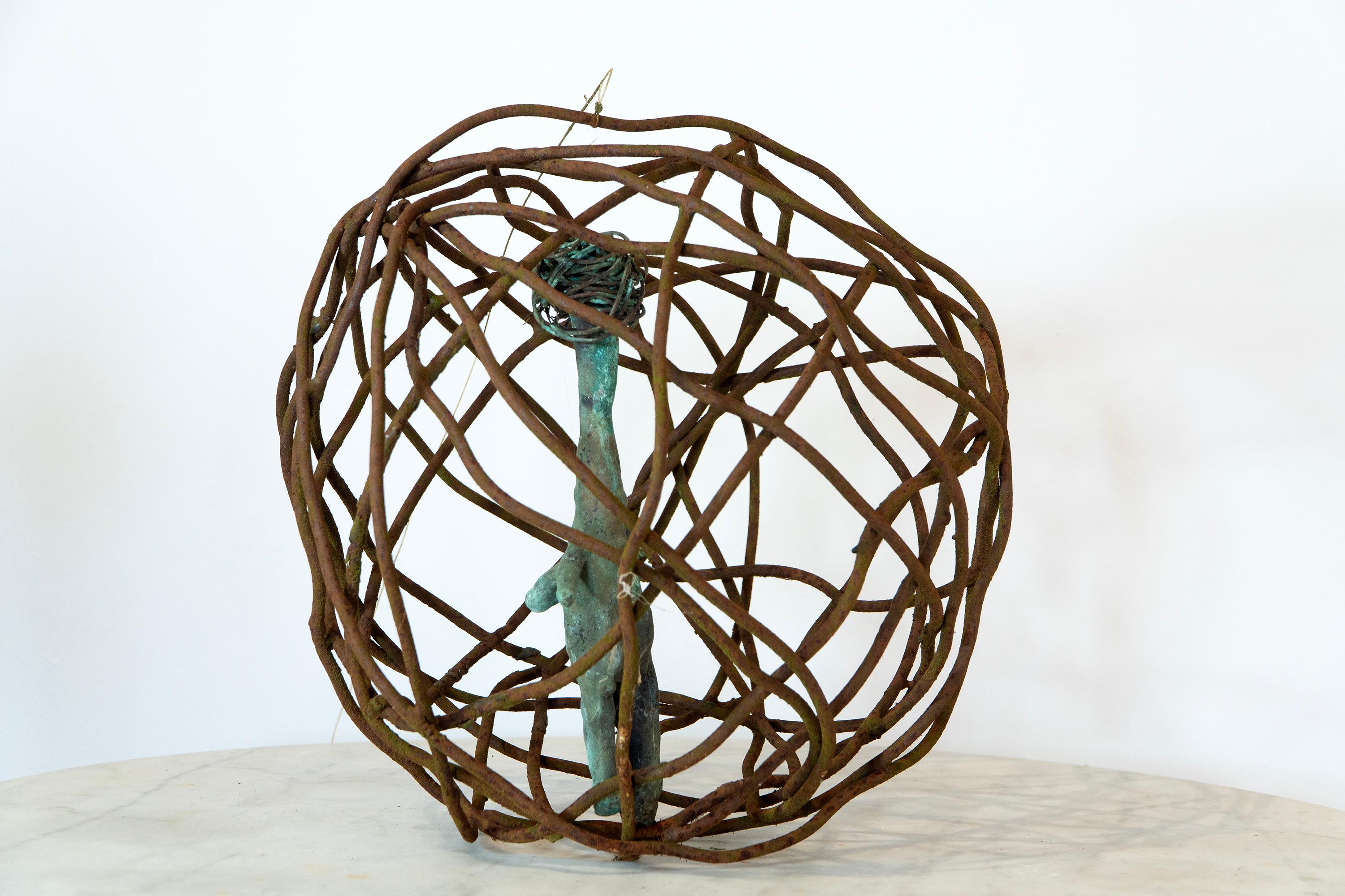 Femme en cage 3 - Torse en bronze vert-de-gris dans un globe en fer rouillé, cire perdue et forgé - Or Figurative Sculpture par Óscar Aldonza Torres