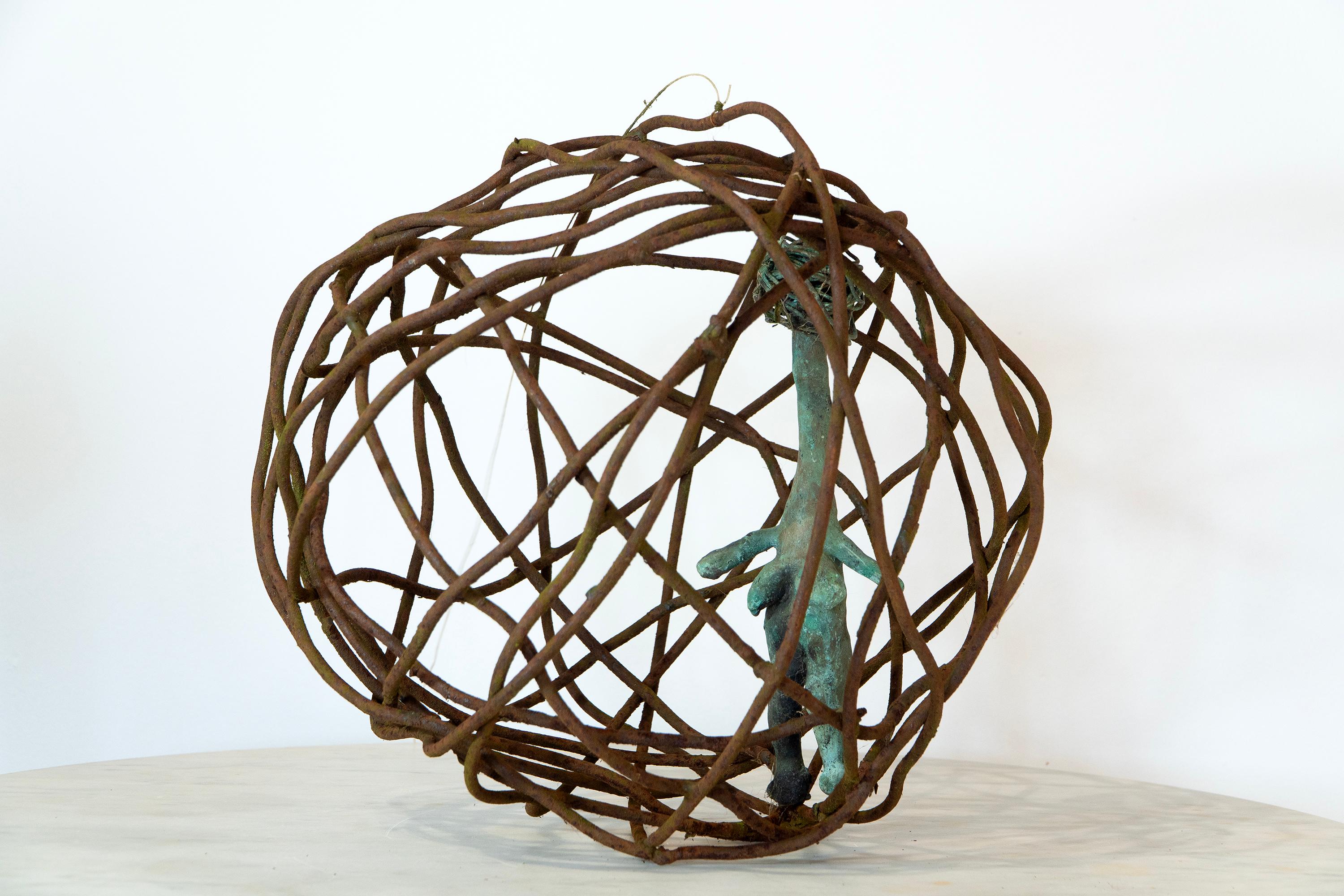 Femme en cage 3 - Torse en bronze vert-de-gris dans un globe en fer rouillé, cire perdue et forgé en vente 1