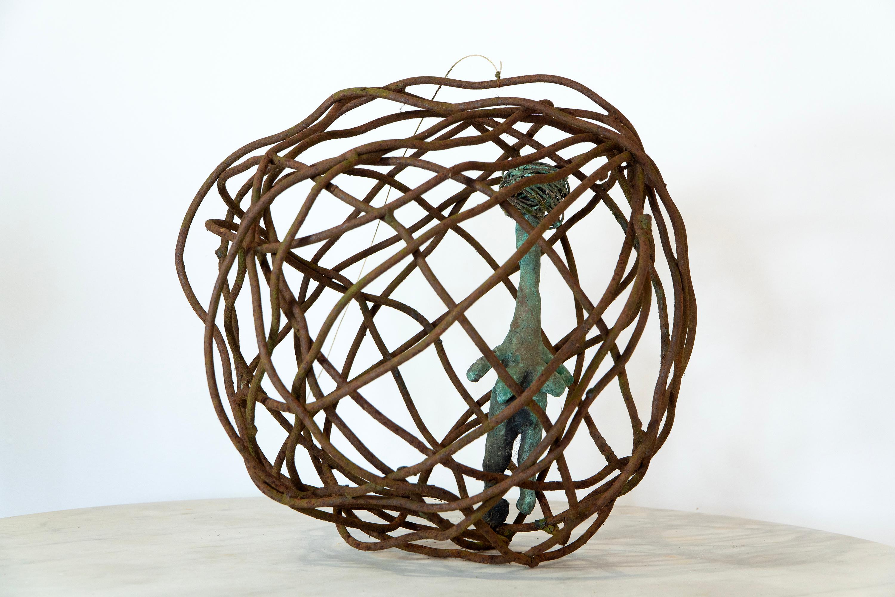 Femme en cage 3 - Torse en bronze vert-de-gris dans un globe en fer rouillé, cire perdue et forgé en vente 2