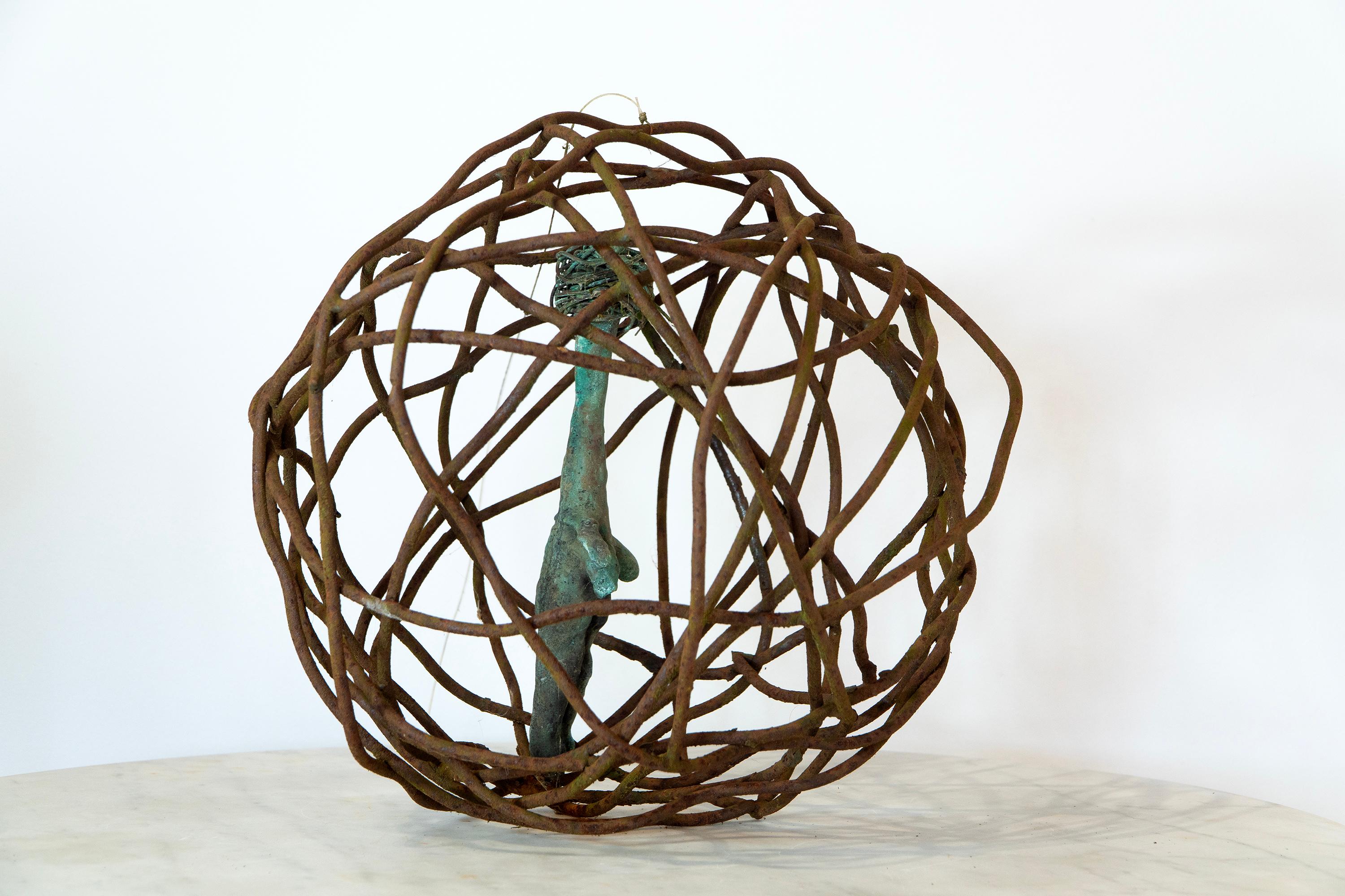 Femme en cage 3 - Torse en bronze vert-de-gris dans un globe en fer rouillé, cire perdue et forgé en vente 3