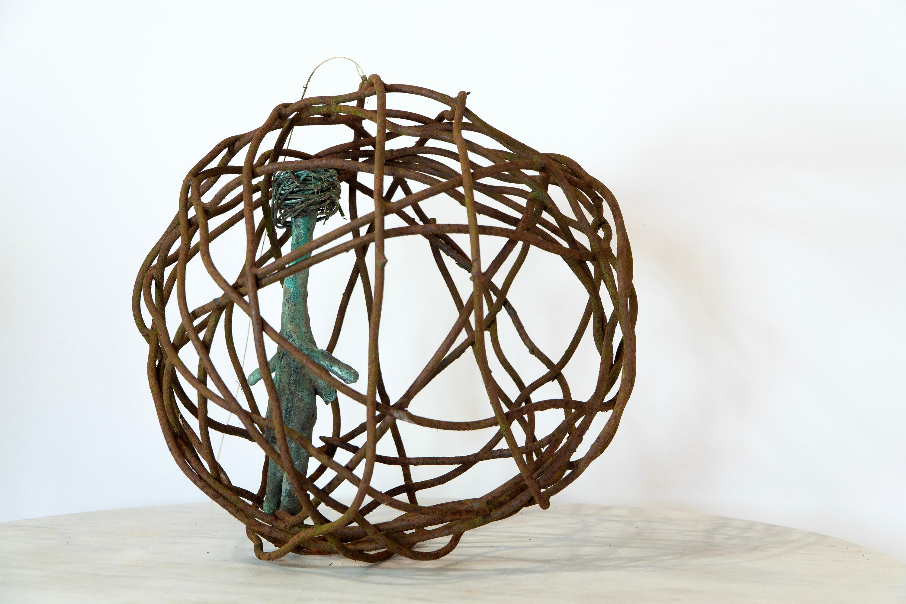 Femme en cage 3 - Torse en bronze vert-de-gris dans un globe en fer rouillé, cire perdue et forgé en vente 4