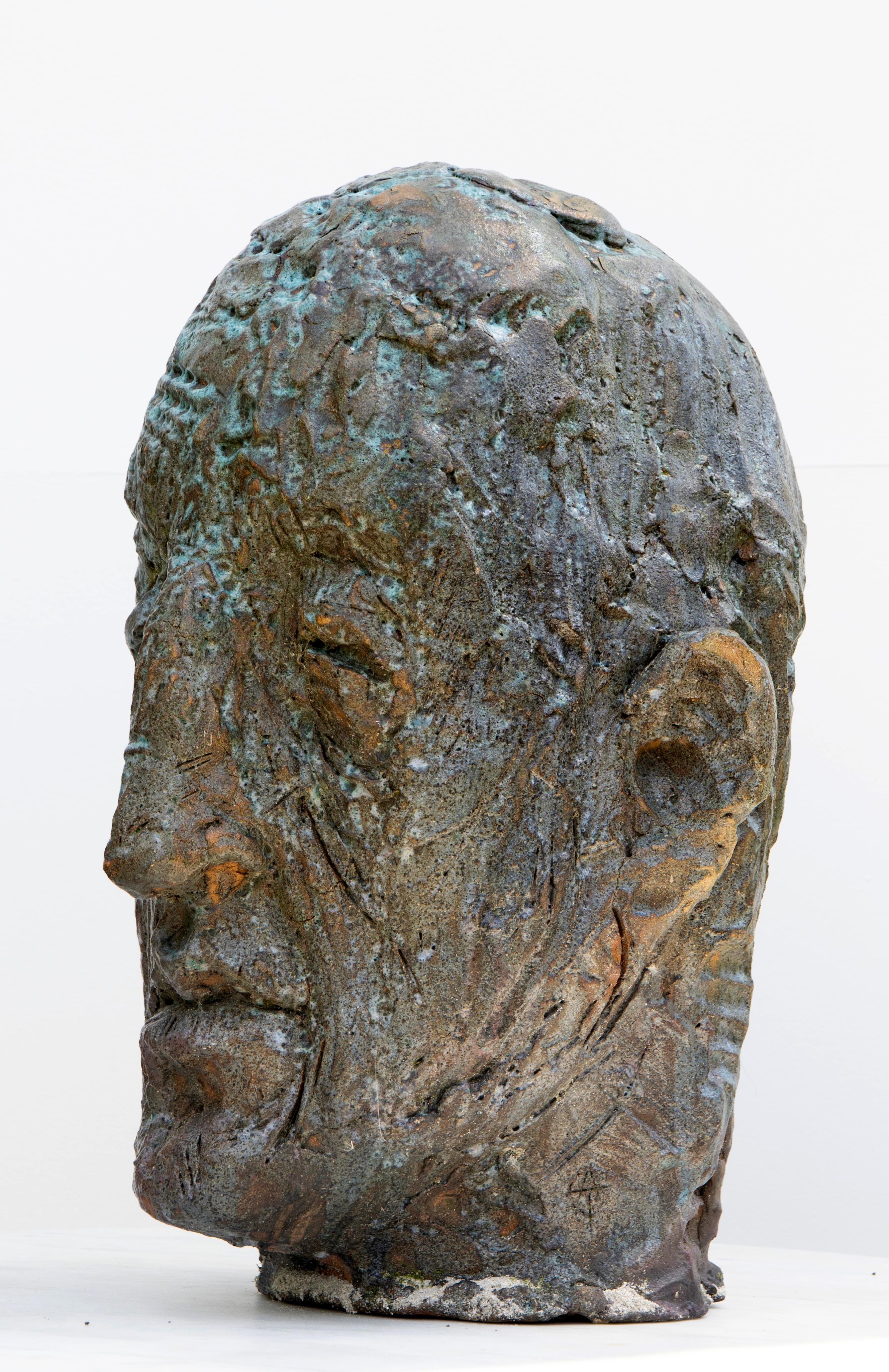 Tête expressionniste en céramique en grès réfractaire à glaçure cuivreuse Testa nº 11 - Expressionniste Sculpture par Óscar Aldonza Torres
