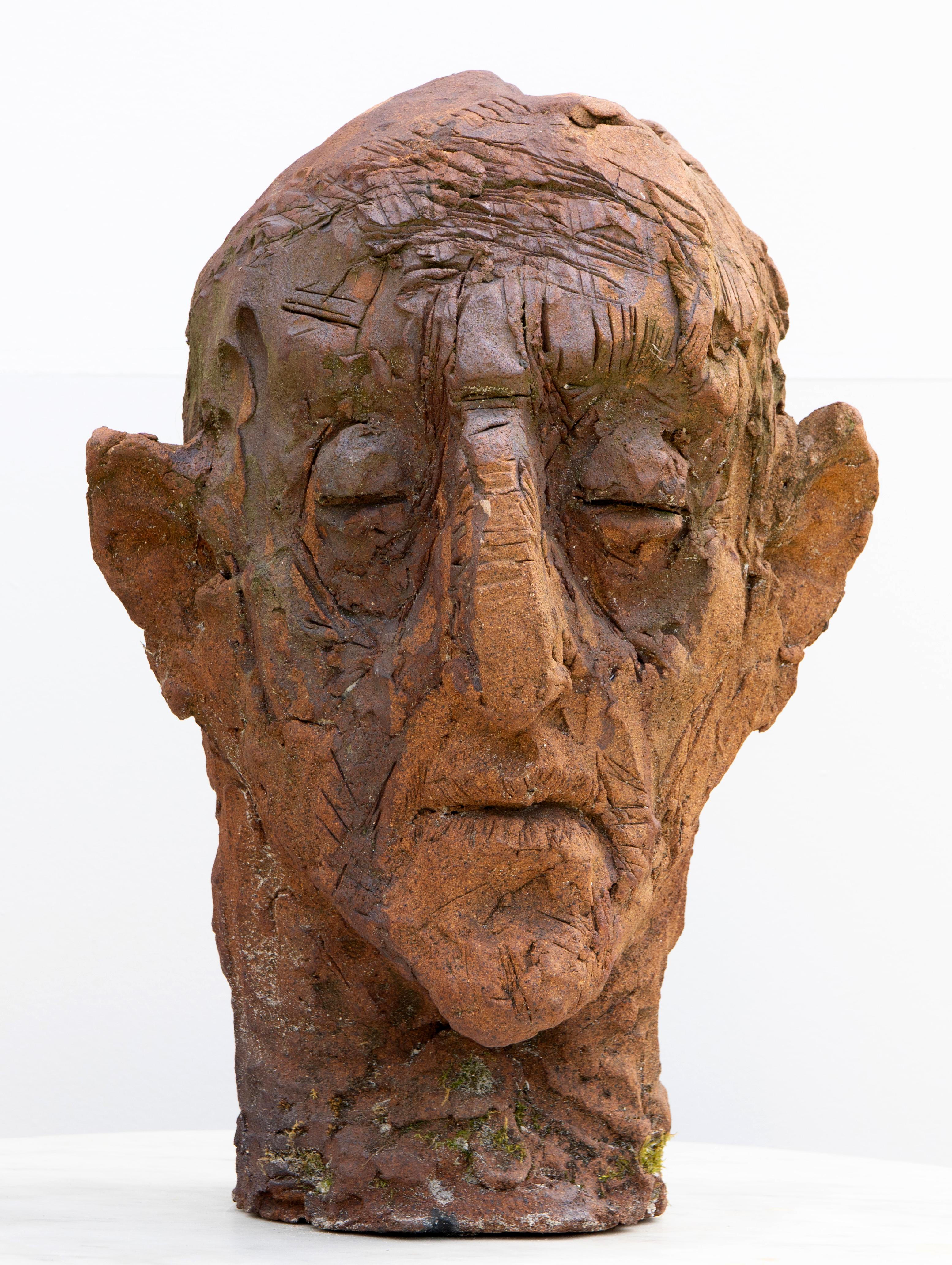 Ceramic Expressionist Head in White Stoneware with Bismuth Rakú Glaze. Testa 9 - Sculpture by Óscar Aldonza Torres