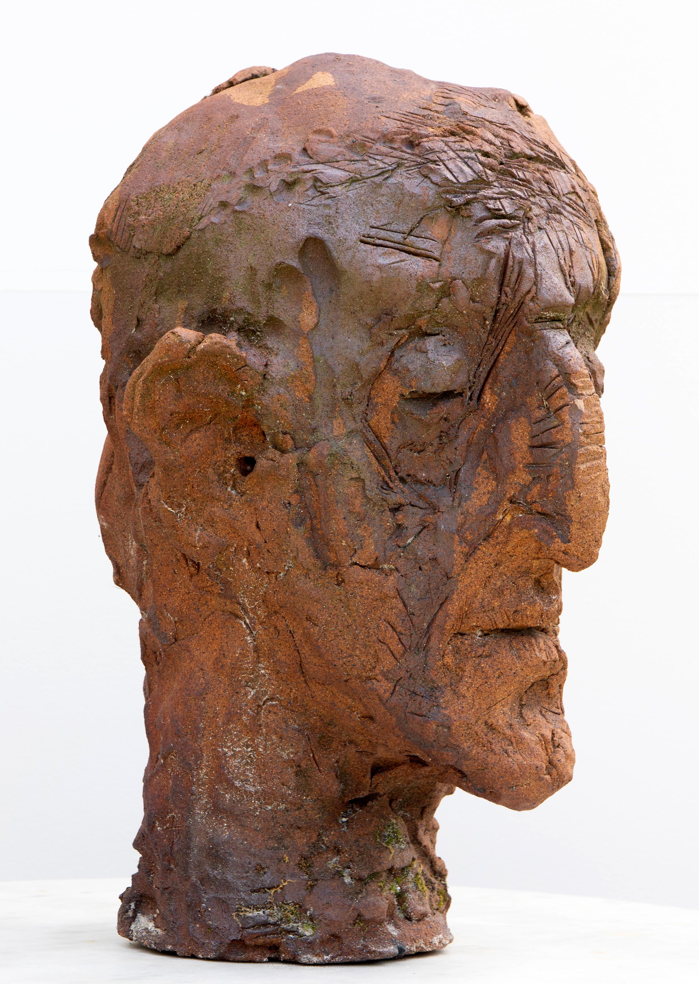 Ceramic Expressionist Head in White Stoneware with Bismuth Rakú Glaze. Testa 9 - Brown Figurative Sculpture by Óscar Aldonza Torres