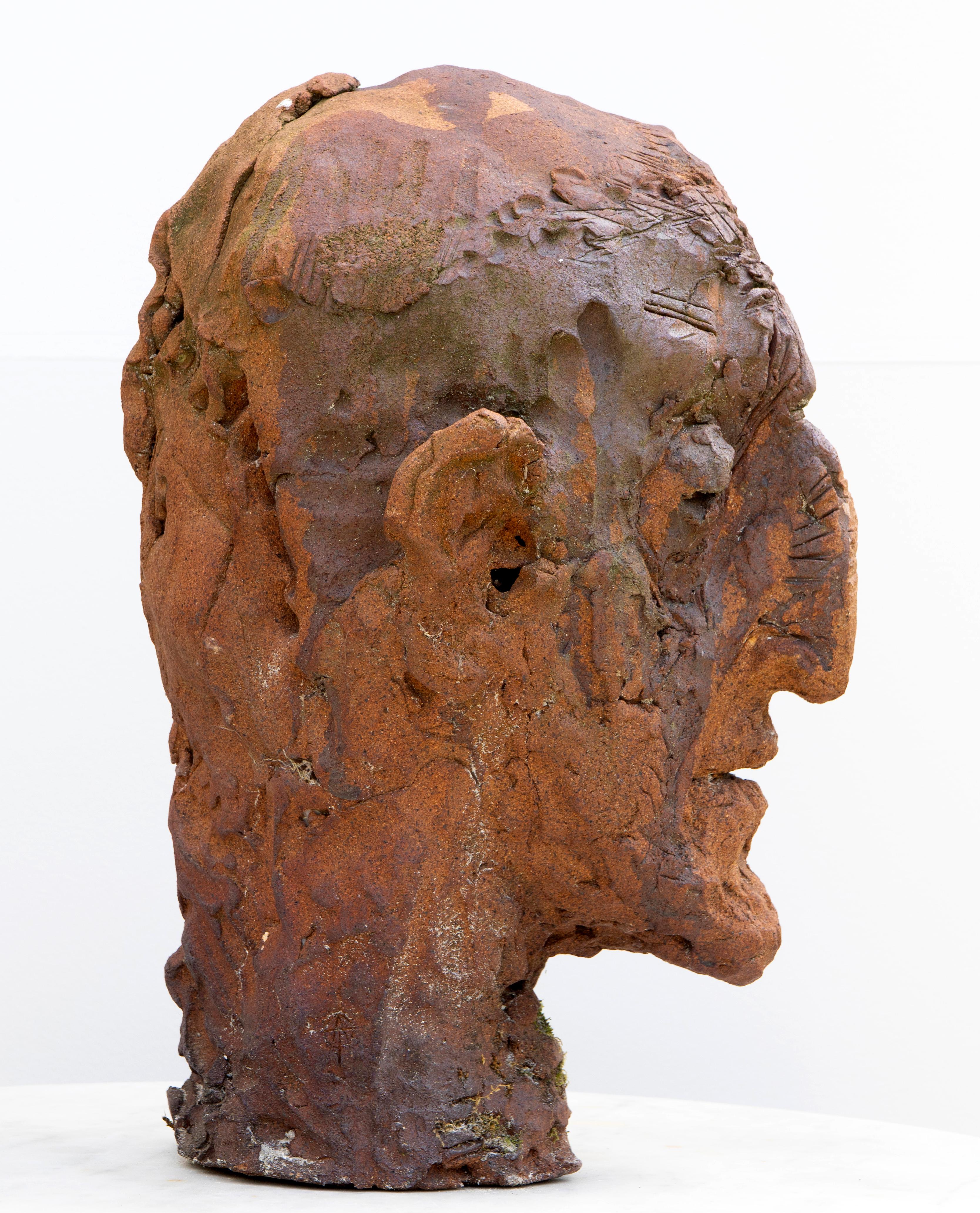 Testa 9 is an expressionist ceramic head sculpture created in white stoneware with a bismuth Rakú glaze. This ceramic head belongs to the artist’s Testas series, a body of work composed of unique hand-modeled ceramic heads that explore individuality