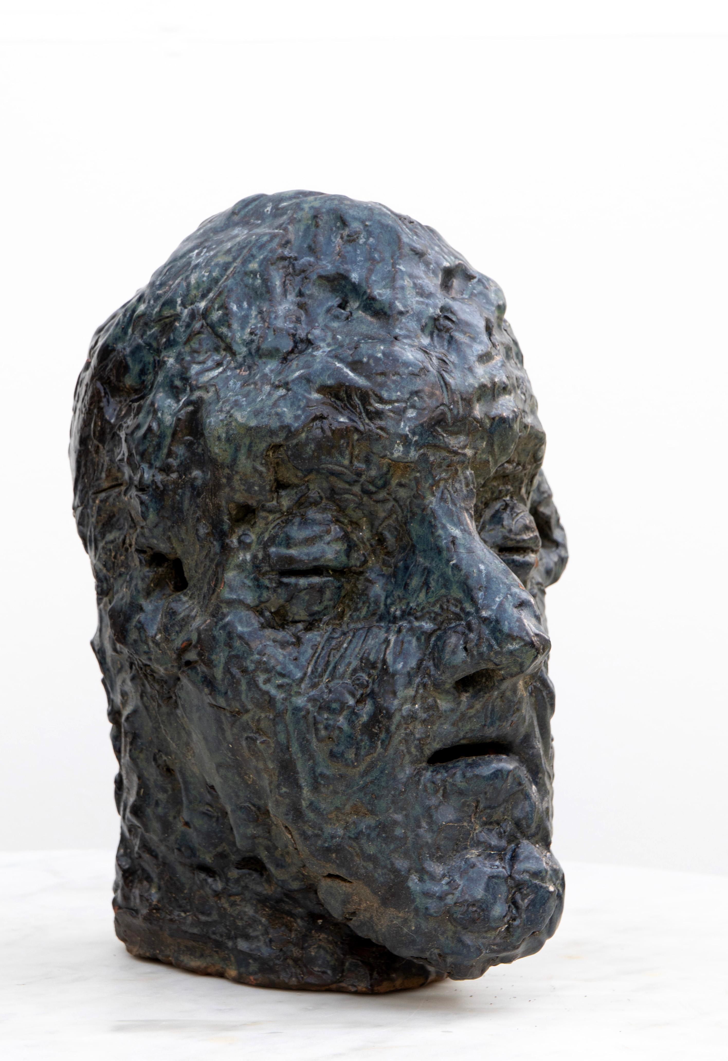 Kobaltkarbonat-glasierter Buño-Tonkopf - Handgefertigte Keramikbüste, Expressionist – Sculpture von Óscar Aldonza Torres