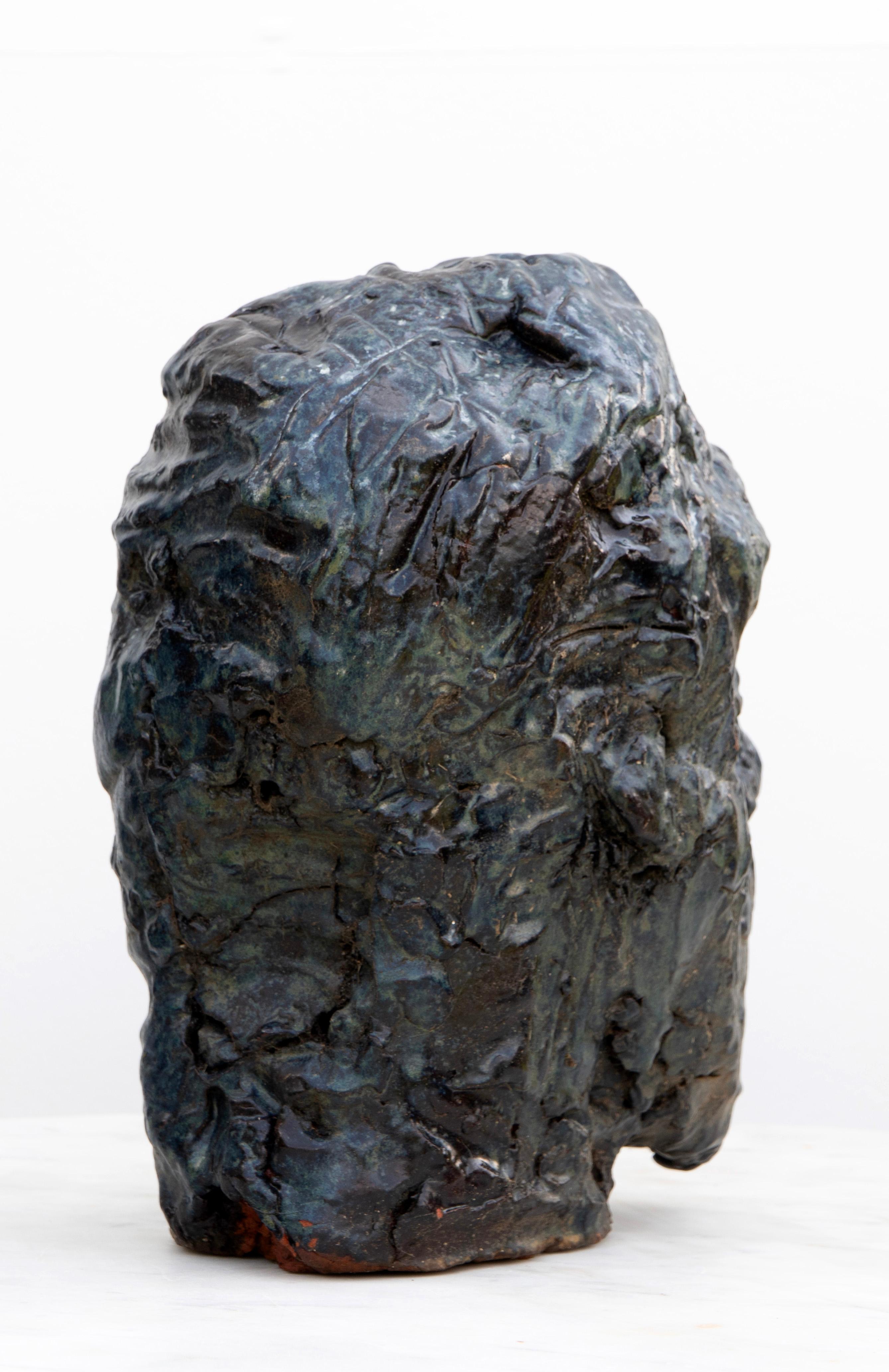 Kobaltkarbonat-glasierter Buño-Tonkopf - Handgefertigte Keramikbüste, Expressionist (Schwarz), Figurative Sculpture, von Óscar Aldonza Torres