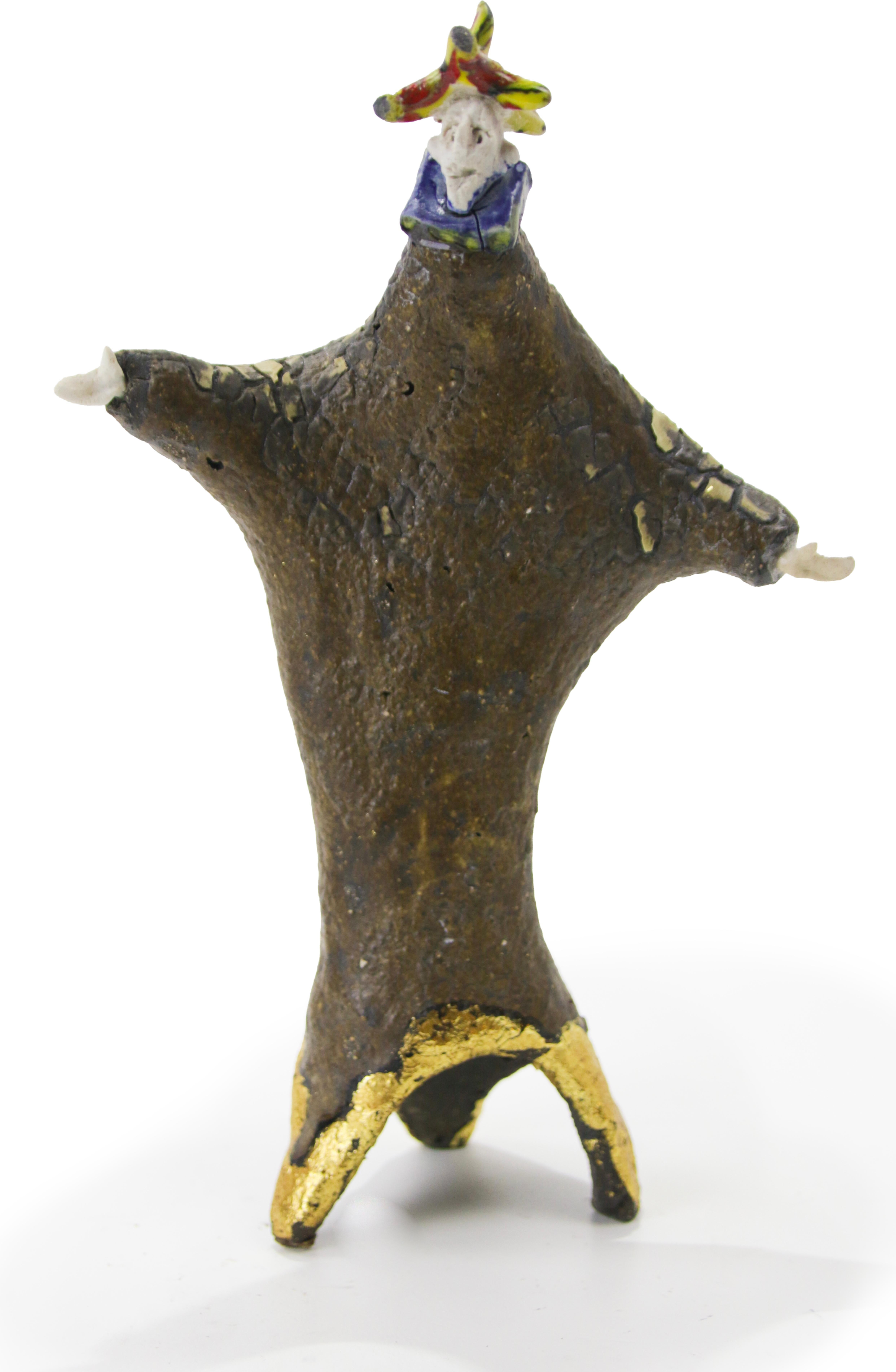 Contemporary hand built ceramic figurative sculpture inspired by the harlequin archetype, combining theatrical gesture, gold accents, and vertical sculptural form.

Extravagant Harlequin belongs to the series Extravagantes, in which identity is